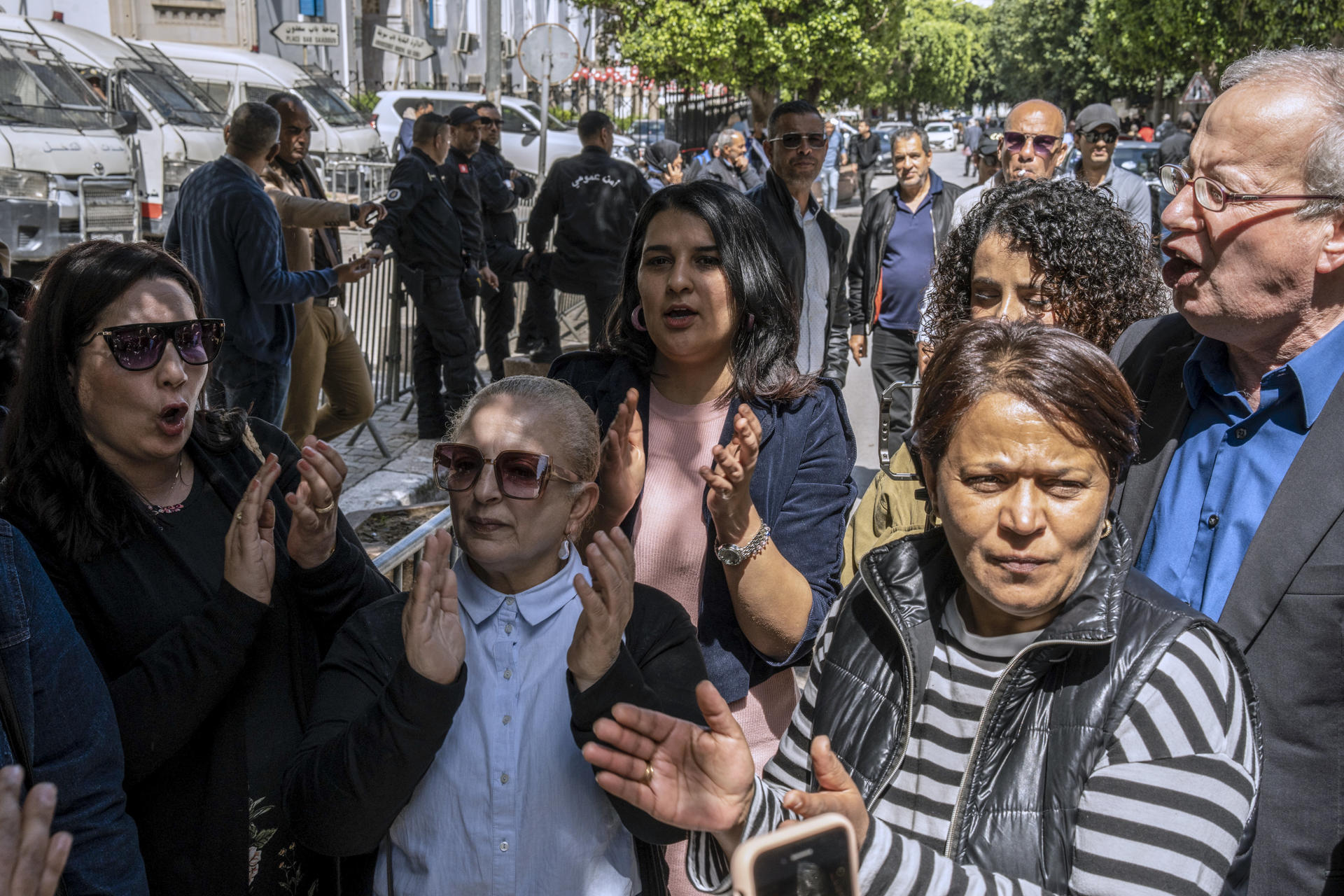 Periodistas tunecinos y corresponsales extranjeros expresan su indignación ante la negativa de acceso a la sala de audiencias del Tribunal de Primera Instancia de Túnez este viernes. EFE/ Severine Sajour