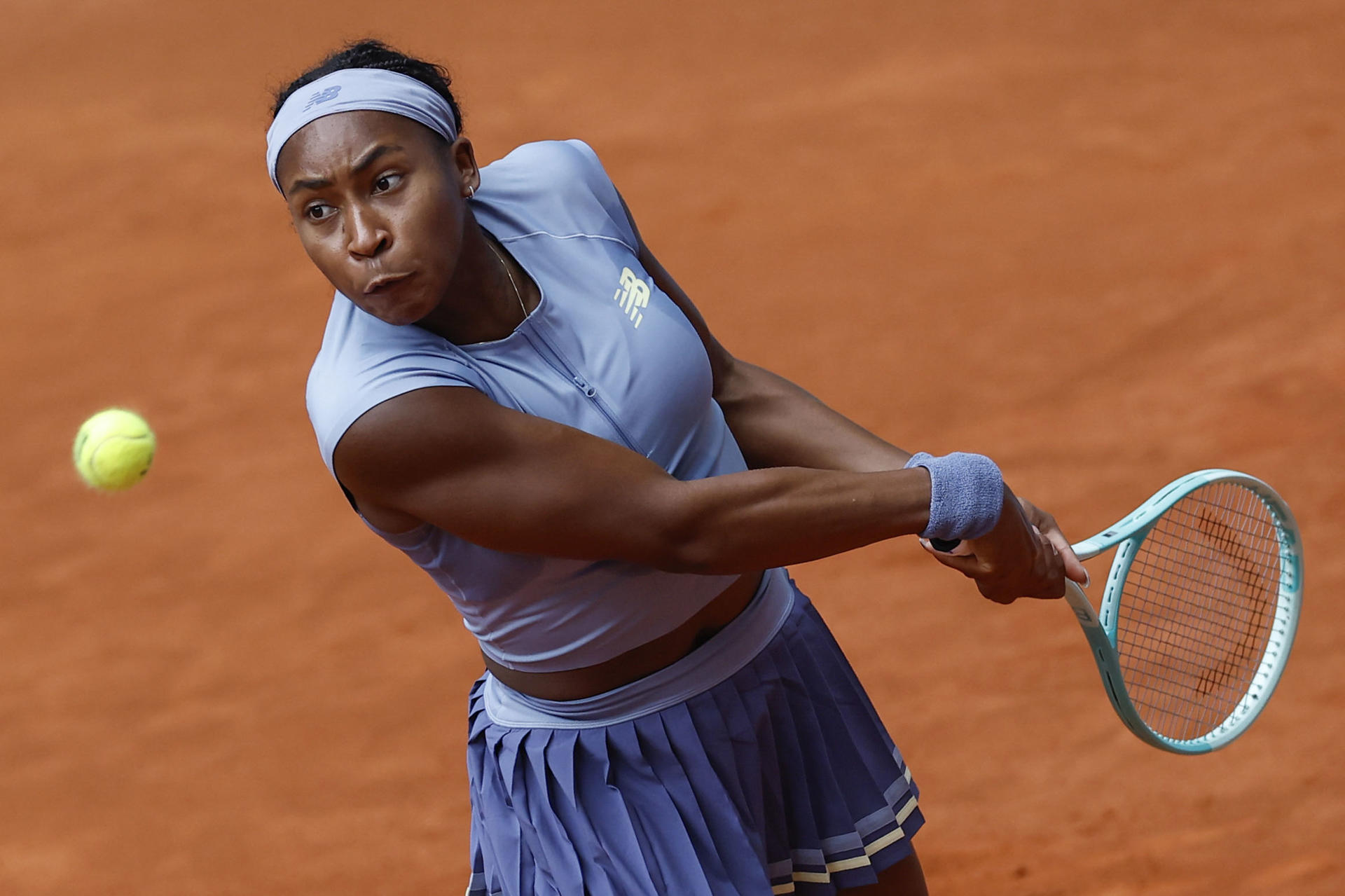 La tenista estadounidense Coco Gauff ante la rusa Mirra Andréyeva este miércoles, durante el partido de Cuartos de Final Individual Femenino del Mutua Madrid Open, en la Caja Mágica de Madrid. EFE/ Chema Moya