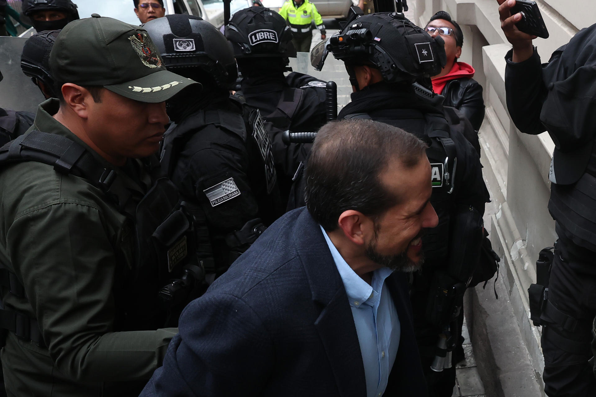 El gobernador suspendido de Santa Cruz, Luis Fernando Camacho, llega a una audiencia del juicio del caso 'golpe de Estado I' este lunes, en el Tribunal Departamental de Justicia en La Paz (Bolivia). EFE/Luis Gandarillas