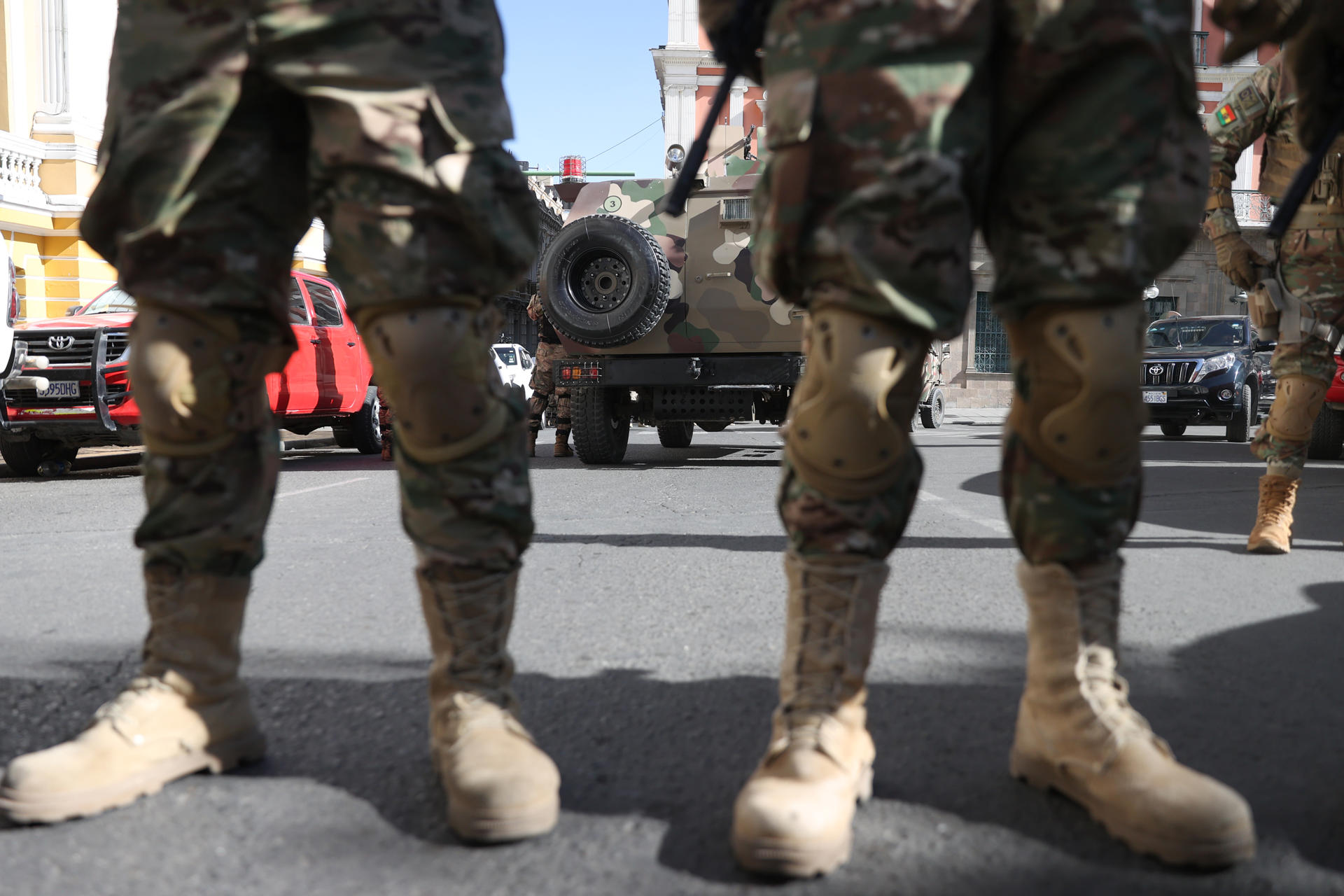Foto de archivo de militares frente a la sede del Gobierno de Bolivia durante el levantamiento militar de 2024. EFE/ Luis Gandarillas