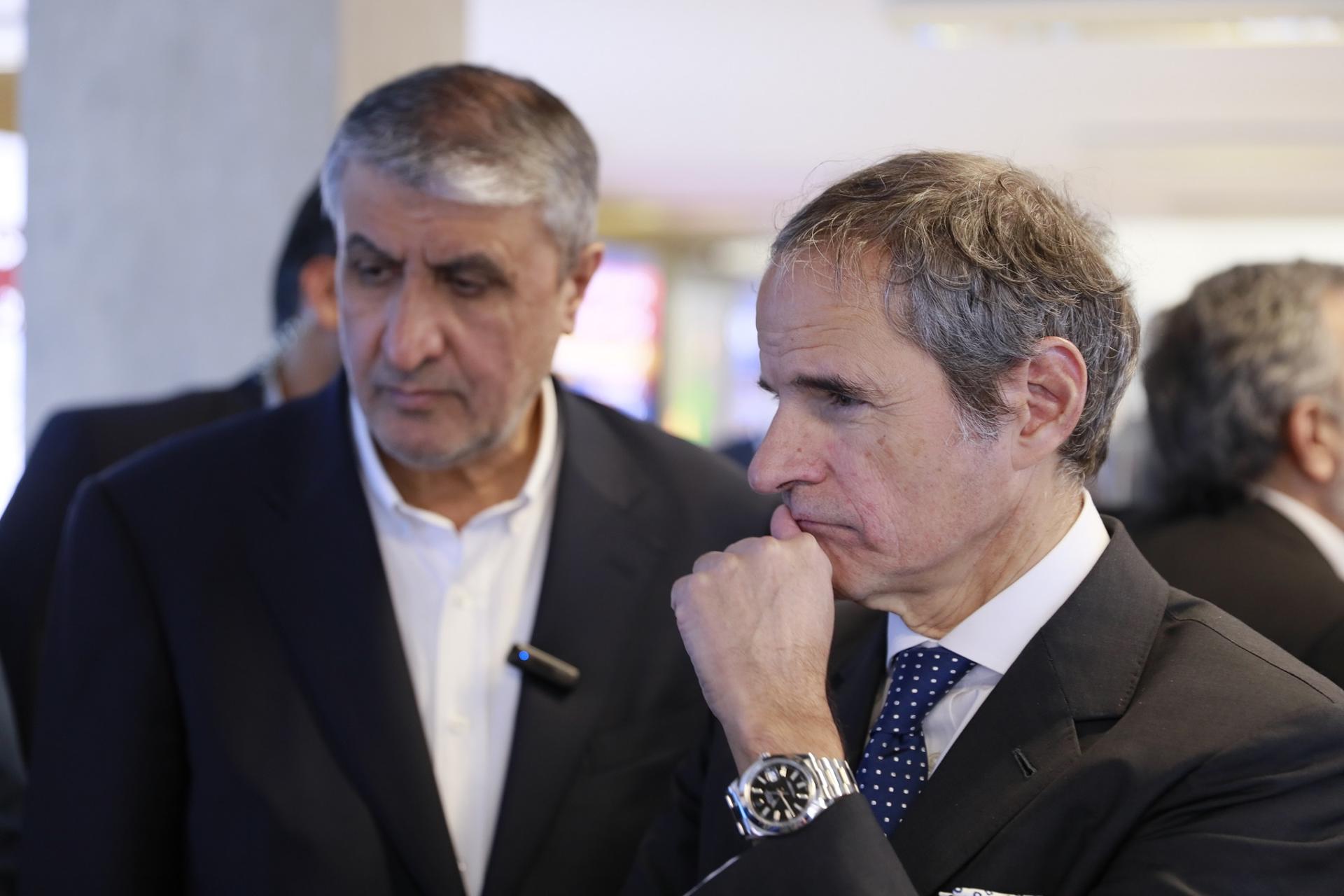 Una foto proporcionada por la Oficina de la Organización de Energía Atómica de Irán (AEOI) muestra al Director General de la Agencia Internacional de Energía Atómica (AIEA), Rafael Grossi (D), y al presidente de la Organización de Energía Atómica de Irán (AEOI), Mohammad Eslami (I), visitando una exposición sobre los logros nucleares de Irán en Teherán, Irán, el 17 de abril de 2025. Grossi está en Teherán para reunirse con funcionarios iraníes tras las conversaciones nucleares entre Irán y Estados Unidos. (Teherán) EFE/EPA/ORGANIZACIÓN ATÓMICA DE IRÁN FOTO DE MANO EDITORIAL USO SOLAMENTE/NO VENTAS
