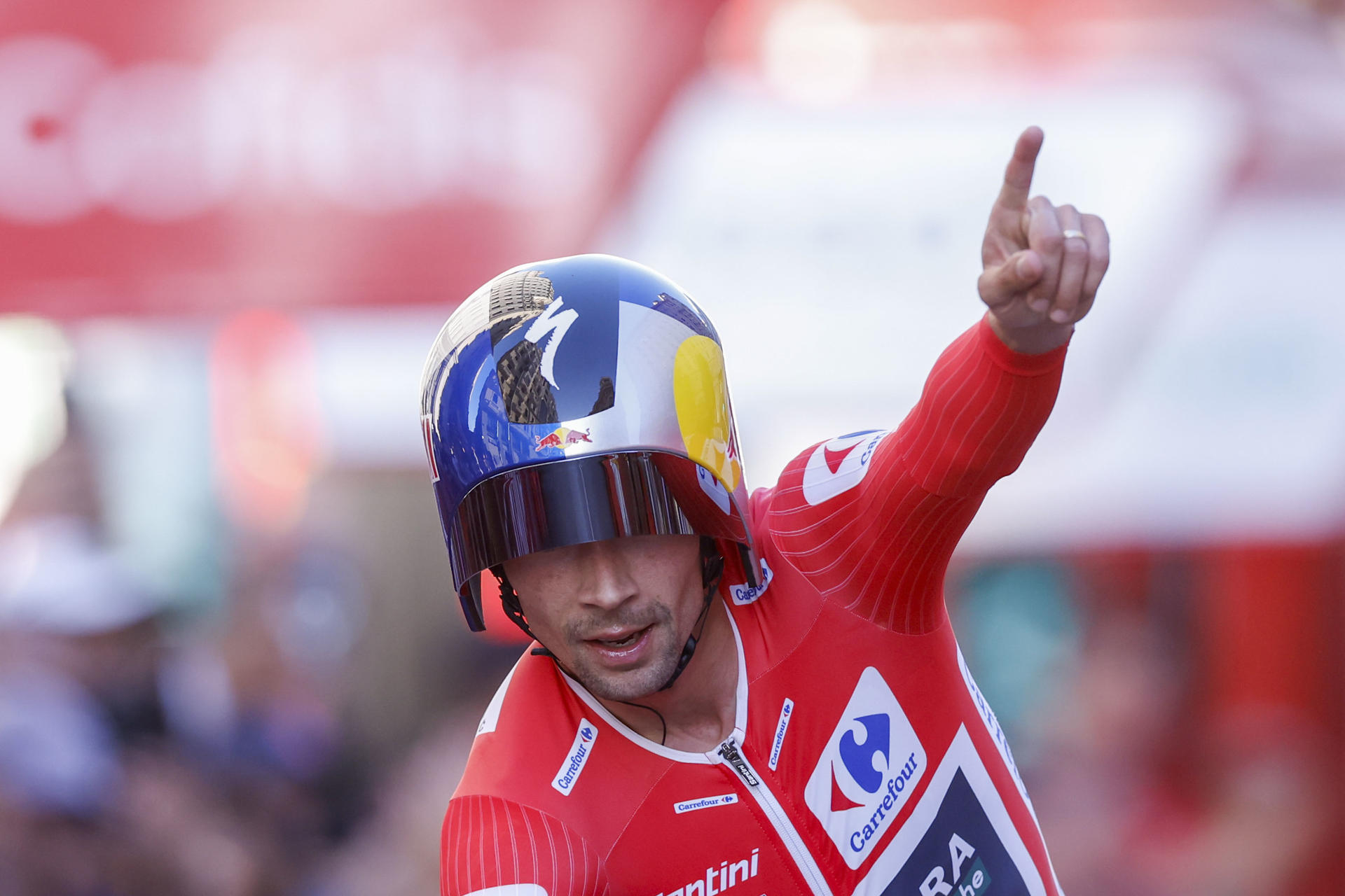 El ciclista esloveno Primoz Roglic entra en meta como ganador de La Vuelta a España 2024, tras la contrarreloj individual de la última etapa con un recorrido de 24,6 KM con salida y llegada en Madrid.- EFE/Javier Lizón
