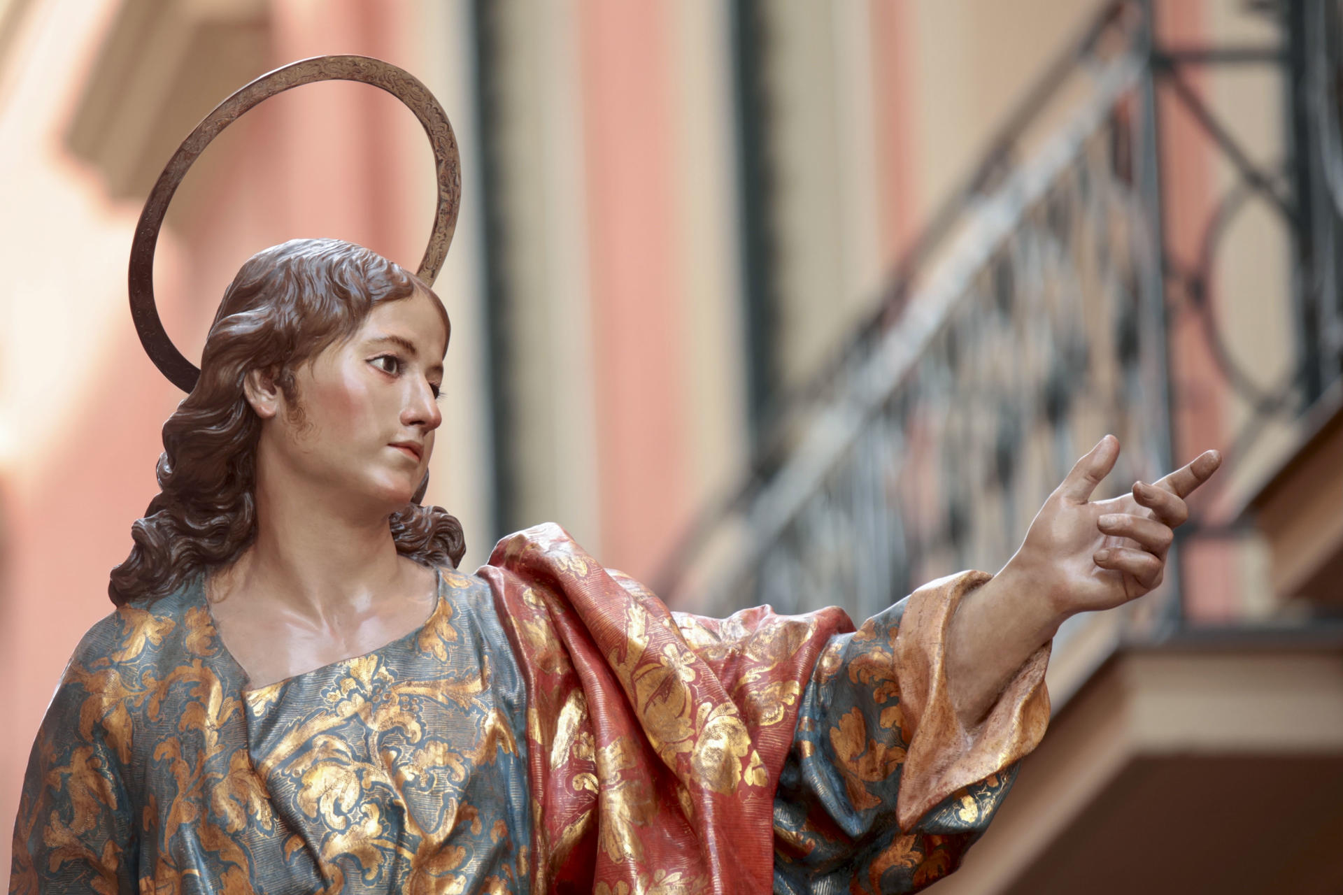 Imagen de San Juan durante la tradicional procesión de Viernes Santo por la mañana, conocida por los pasos del escultor barroco Francisco Salzillo, que atraen cada año a miles de fieles y turistas. EFE/Juan Carlos Caval