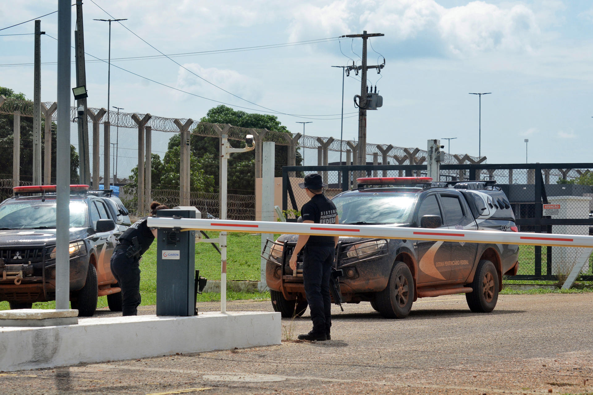 Fotografía de archivo en donde se ven policías en la entrada de la cárcel federal de Mossoró (Brasil). EFE/ Ney Douglas