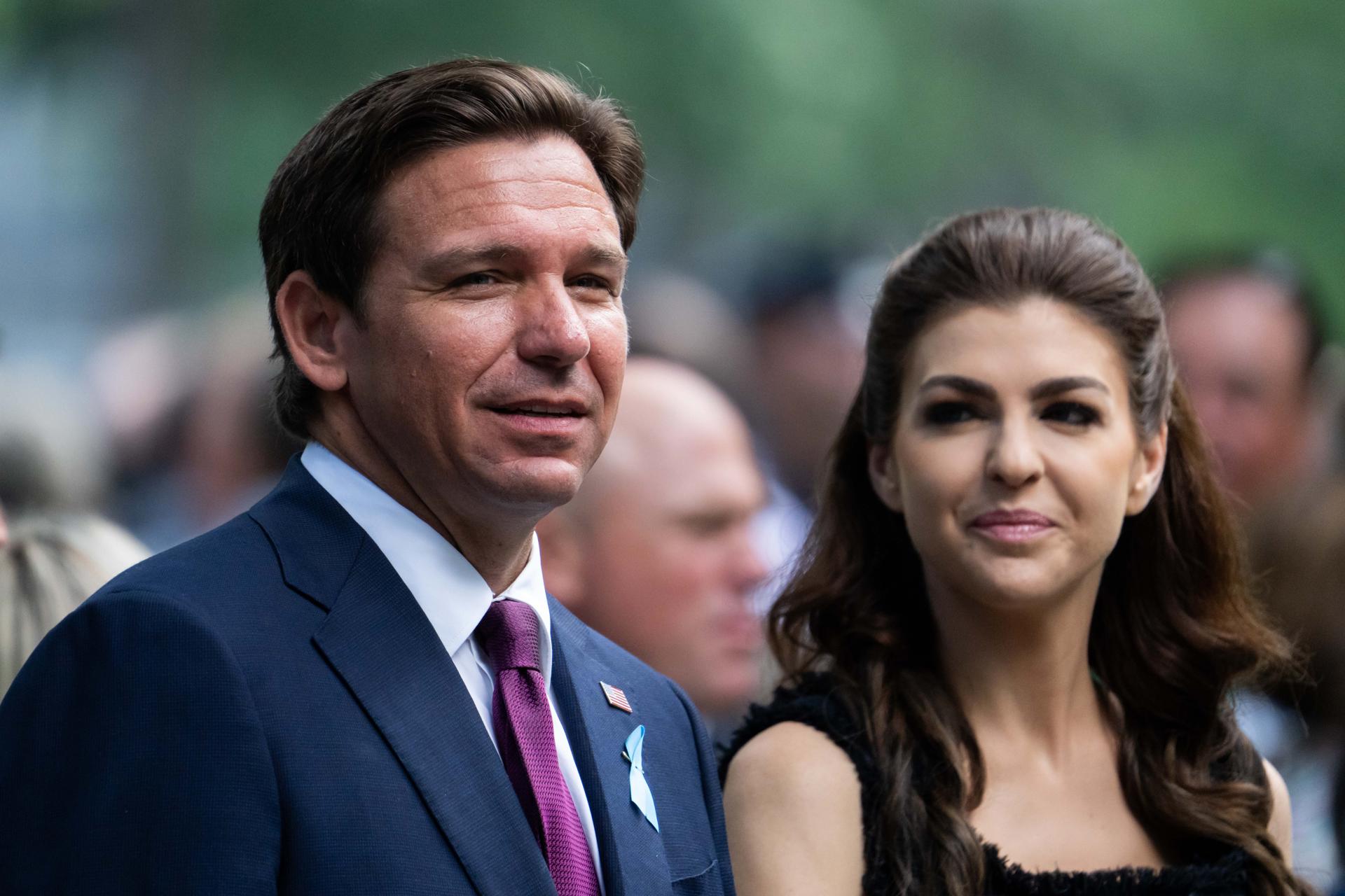 El gobernador de Florida, Ron DeSantis, y su esposa Casey en una fotografía de archivo. EFE/ADAM GRAY