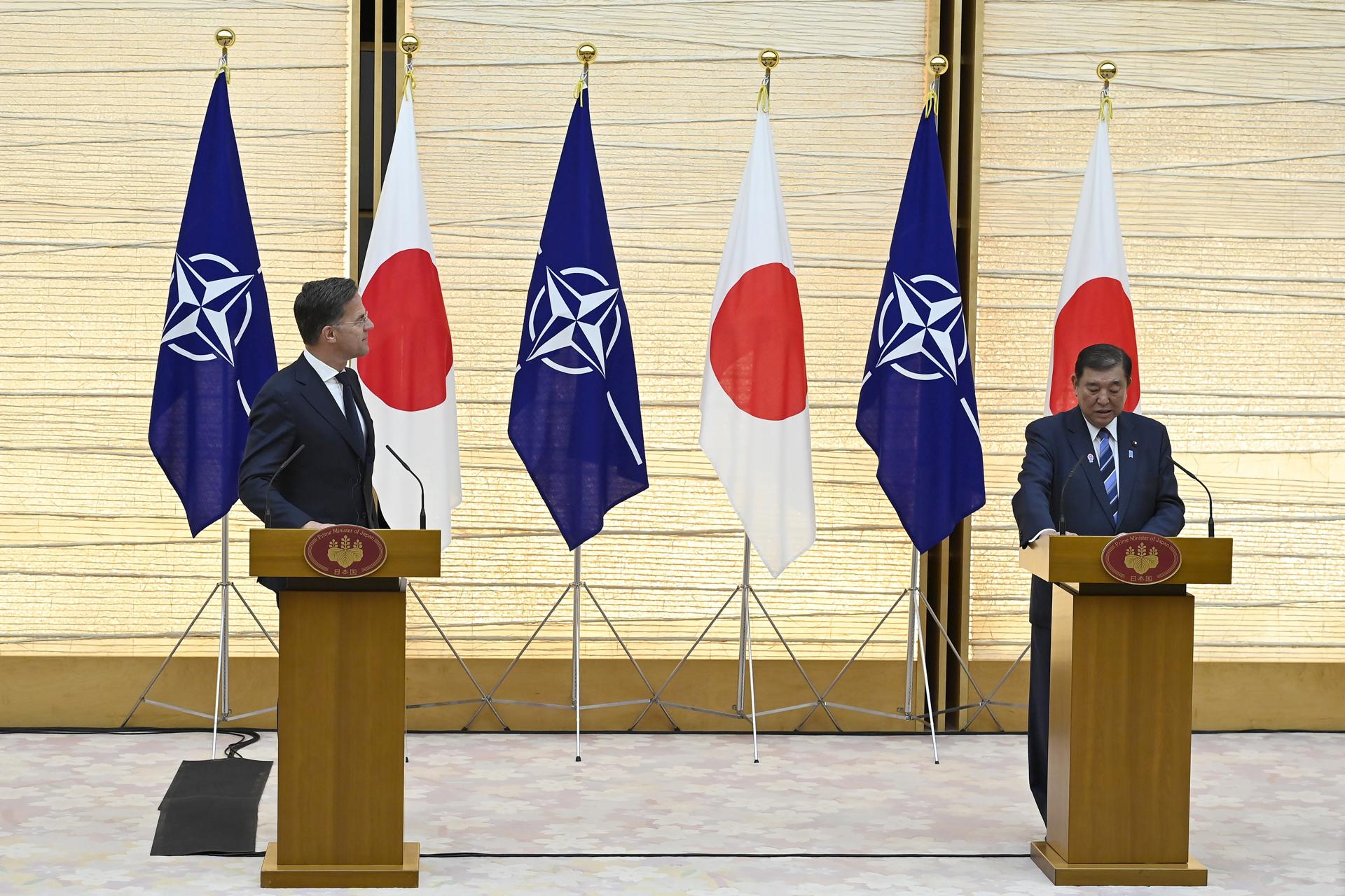 El secretario General de la OTAN, Mark Rutte (I), y el primer ministro japonés, Shigeru Ishiba, en la rueda de prensa tras una reunión en Tokio, el 9 de abril de 2025.EFE/EPA/DAVID MAREUIL / POOL