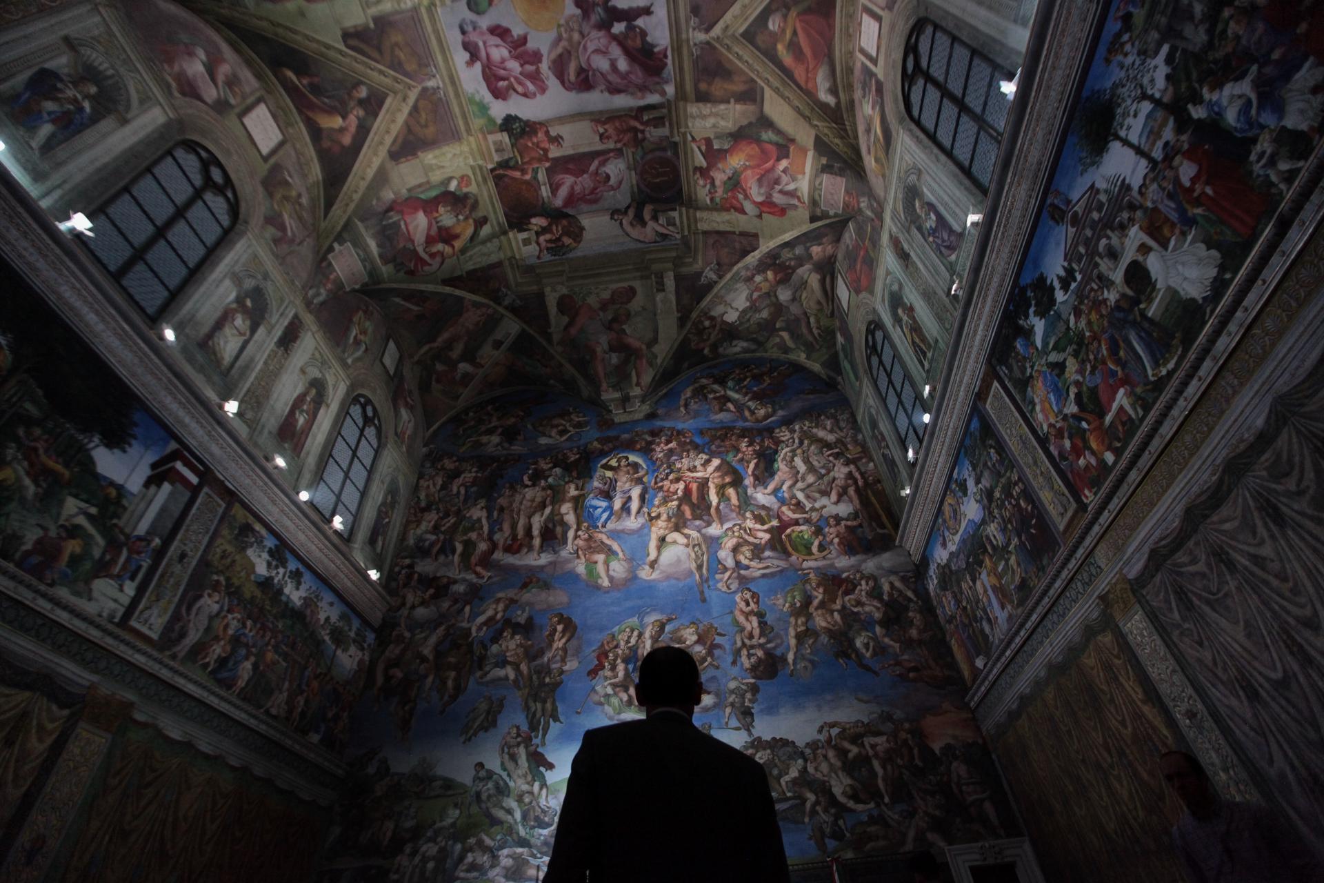Visitantes observan una reproducción de la Capilla Sixtina el 4 de agosto de 2016. EFE/Sáshenka Gutiérrez