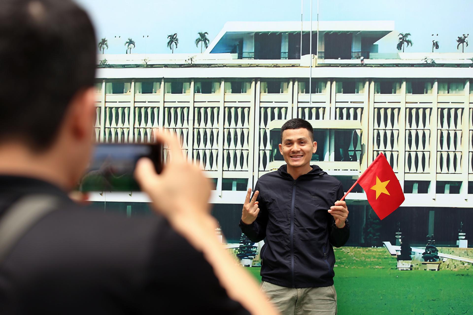 HANOI (Viet Nam), 25/04/2025.- A man poses for a photo as he visits an exhibition organized by Nhan Dan newspaper to celebrate the 50th anniversary of the Liberation of the South and National Reunification Day, in Hanoi, Vietnam 25 April 2025. Vietnamese Reunification Day is observed annually on 30 April. EFE/EPA/LUONG THAI LINH