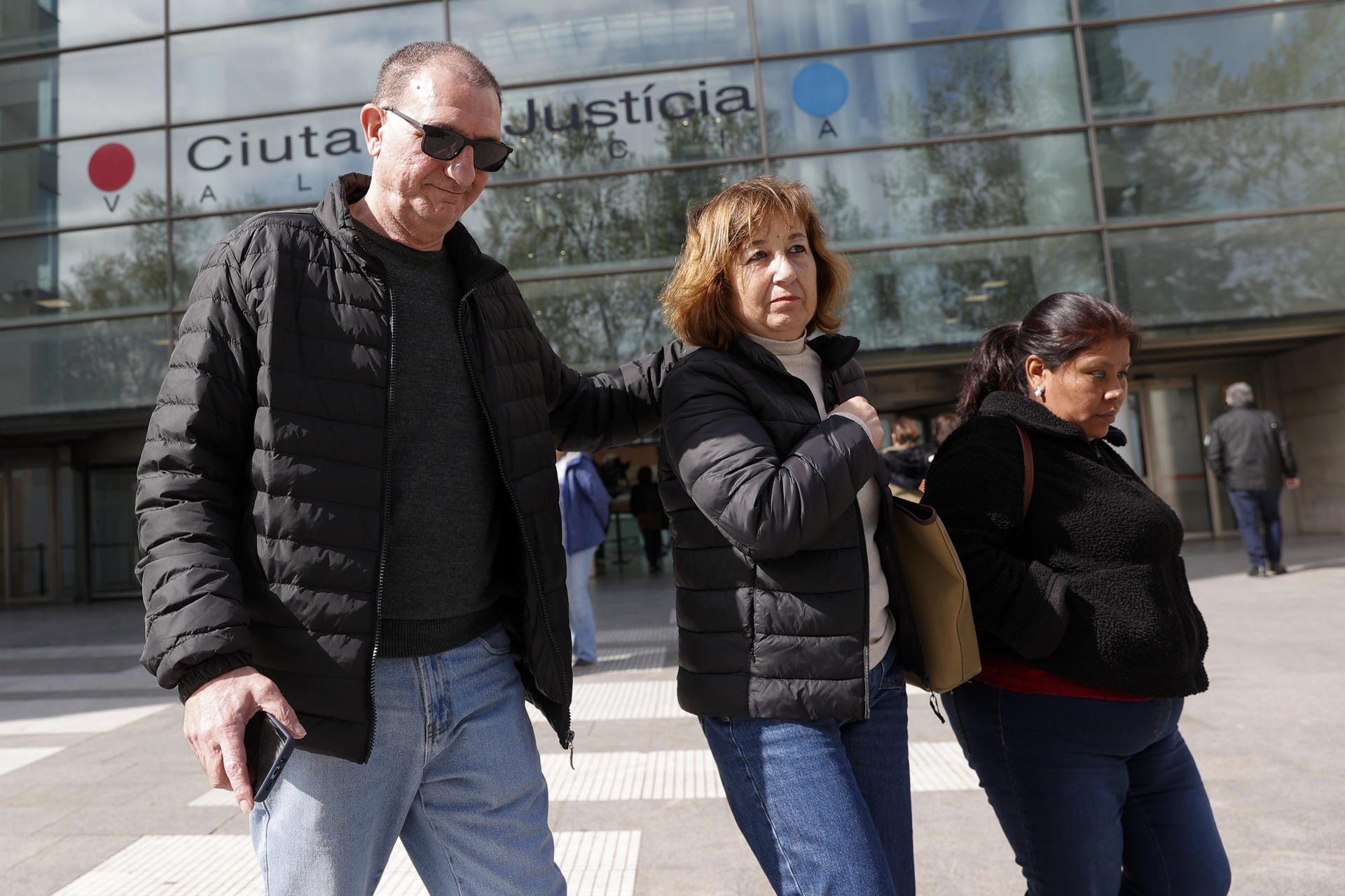Salvador Baixauli, cuya suegra se ahogó en su casa de Catarroja (Valencia) el día de la dana del 29 de octubre, a su salida de la Ciudad de la Justicia de València tras declarar como testigo ante la jueza de Catarroja. EFE/Manuel Bruque
