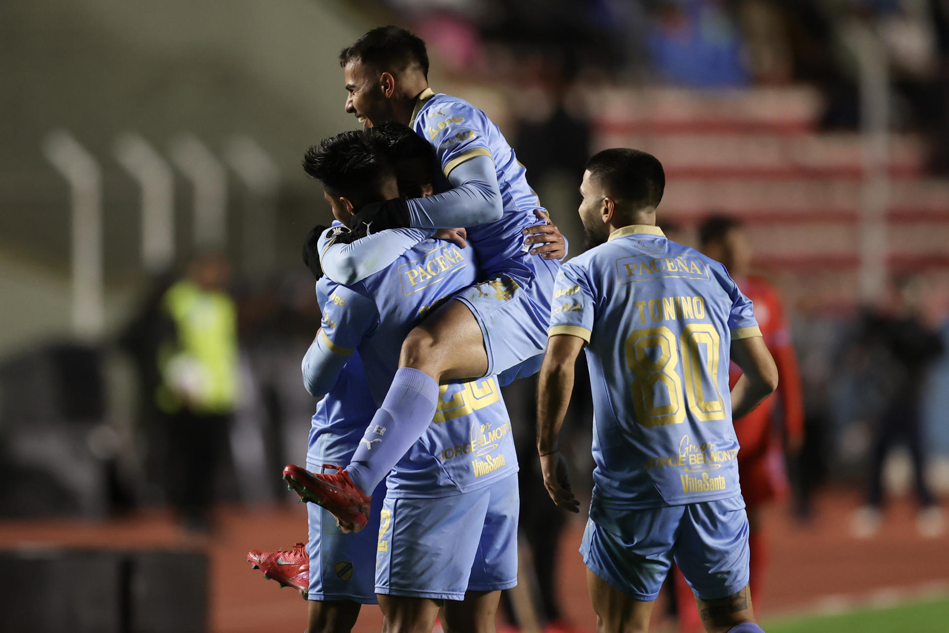 Jugadores de Bolívar celebran un gol en un partido de la fase de grupos de la Copa Libertadores. EFE/ Luis Gandarillas