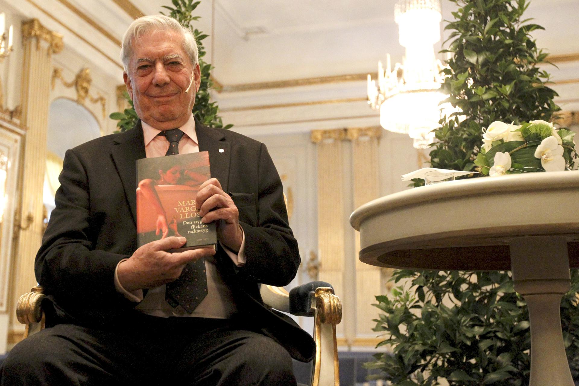 Fotografía de archivo, tomada el 6 de diciembre de 2010, del escritor peruano Mario Vargas Llosa, al posar para EFE, antes de recibir el premio Nobel de Literatura de ese año, en Estocolmo (Suecia). EFE/Javier Lizón