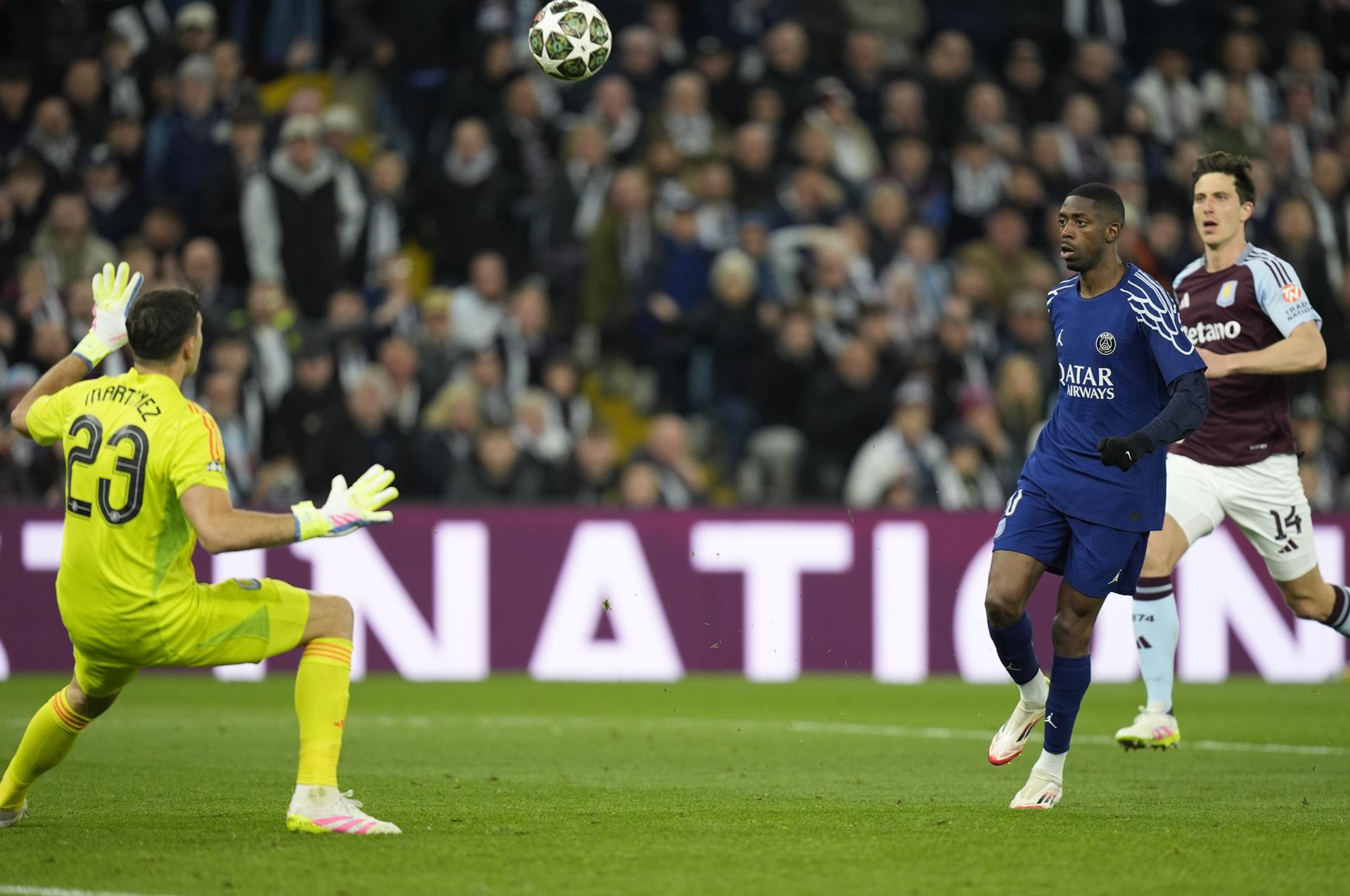 El delantero Ousmane Dembele (d)supera al portero Emiliano Martinez (l), del Aston Villa durante el partido de la UEFA Champions League que han jugado Aston Villa y Paris Saint-Germain, en Birmingham, Reino Unido. EFE/EPA/TIM KEETON
