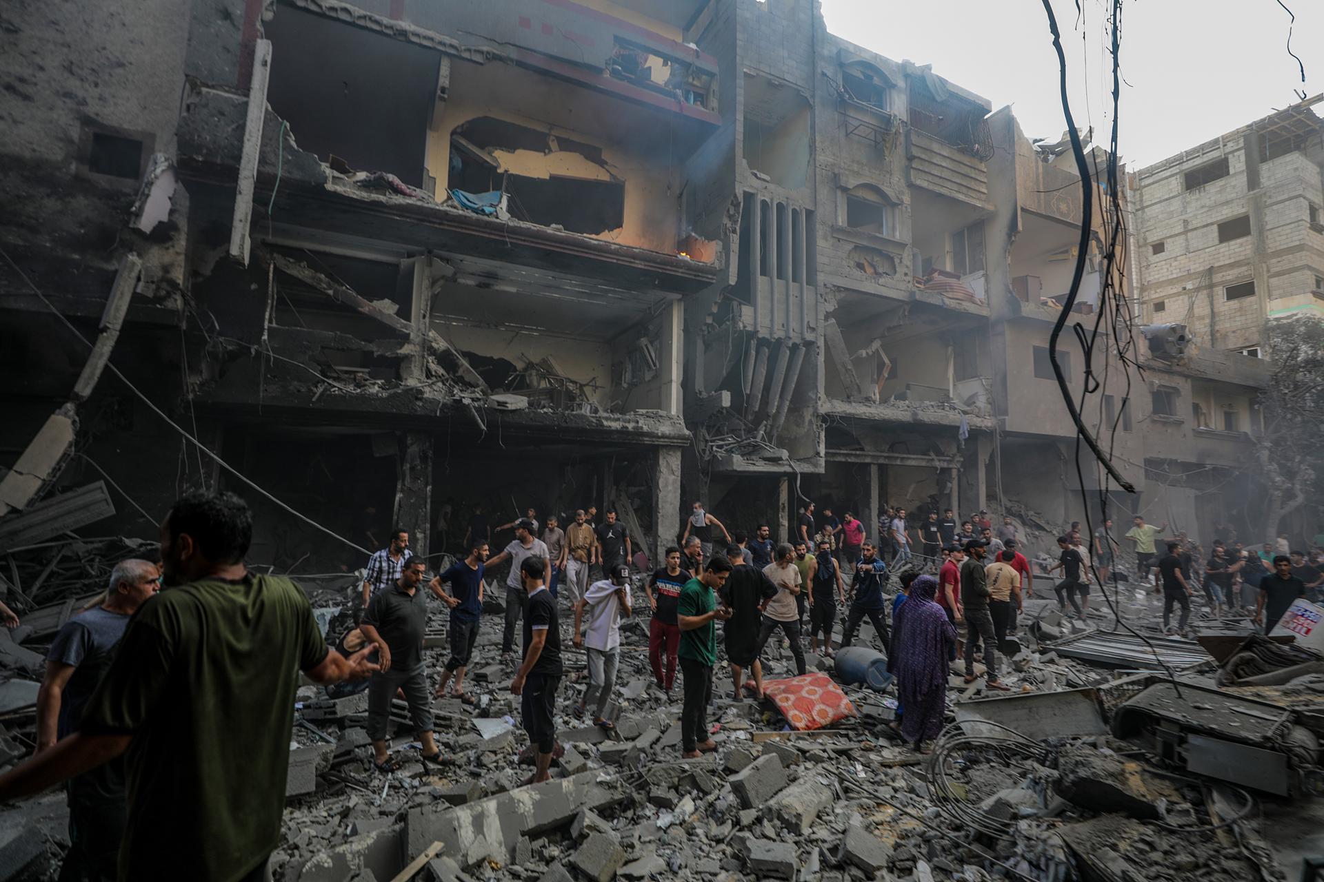 Foto de archivo de la búsqueda de supervivientes tras un ataque con cohetes israelíes en el campo de refugiados de Shati, en el oeste de la ciudad de Gaza. EFE/EPA/MOHAMMED SABER