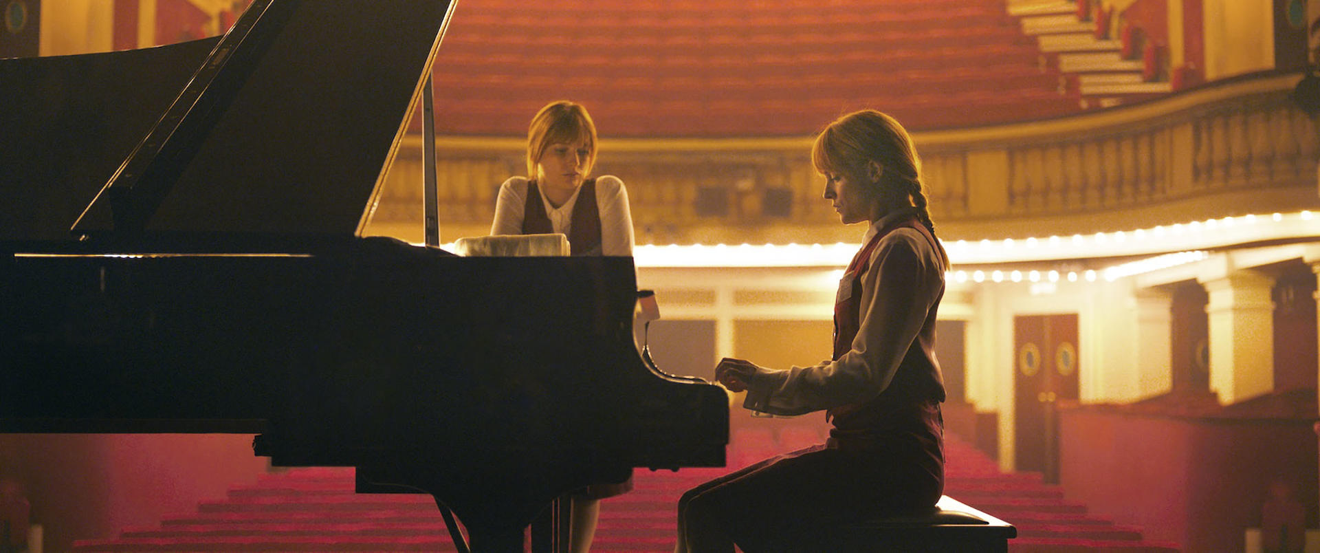 Fotograma de la película 'Prodigiosas'. Las hermanas gemelas Audrey y Diane Pleynet asombraron a Francia en el año 2000, cuando en un programa de televisión, sentadas ante dos pianos, actuaron como una sola pianista. Frédéric y Valentin Potier, padre e hijo, dirigen 'Prodigiosas', el largometraje que cuenta la historia de estas dos hermanas que tuvieron que renunciar a sus carreras por una dolencia ósea. EFE/ Selecta Vision SOLO USO EDITORIAL/SOLO DISPONIBLE PARA ILUSTRAR LA NOTICIA QUE ACOMPAÑA (CRÉDITO OBLIGATORIO)