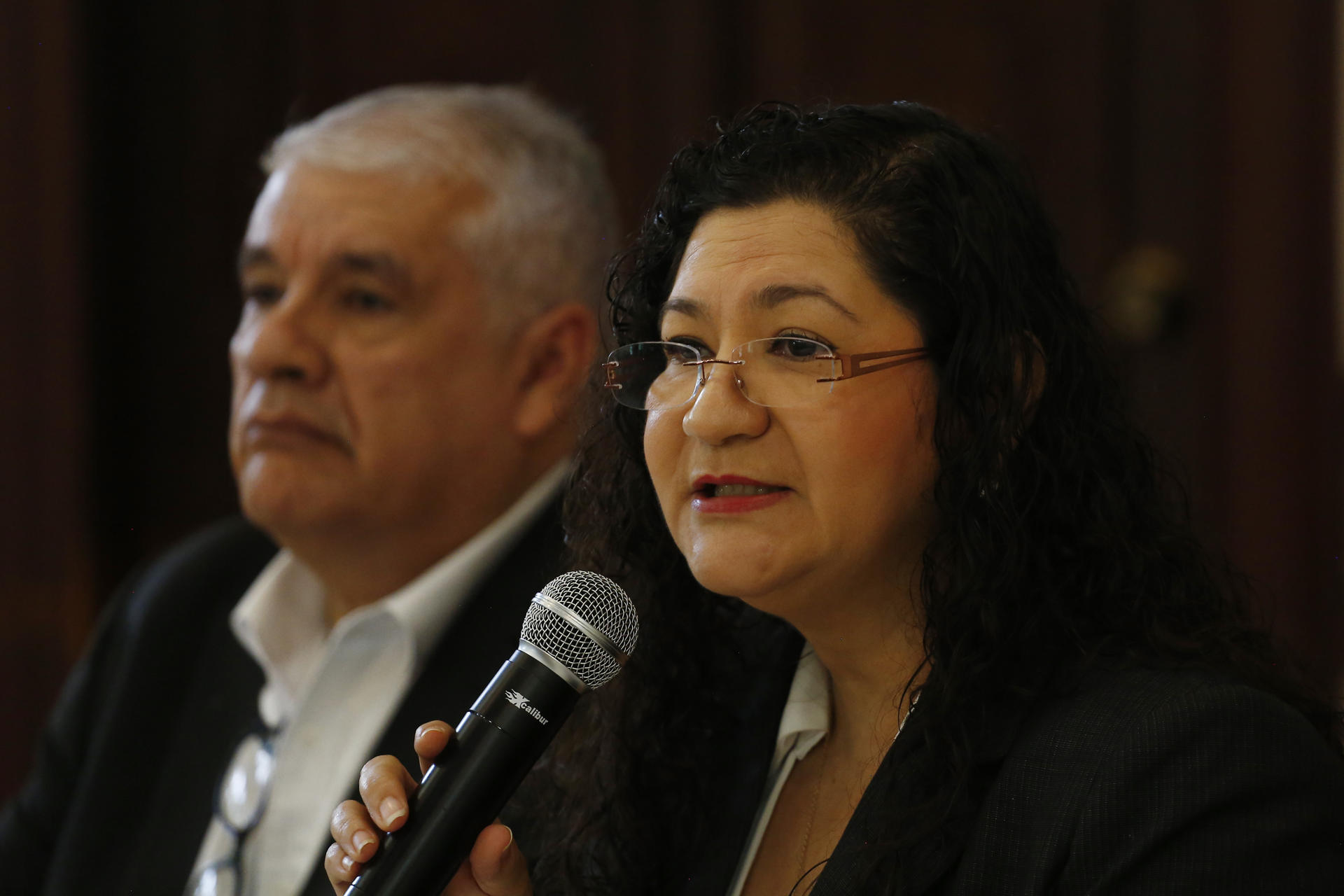 Zaira Navas, abogada de la asociación de derechos humanos Cristosal habla este miércoles, durante una rueda de prensa en Antiguo Cuscatlán (El Salvador). EFE/Rodrigo Sura