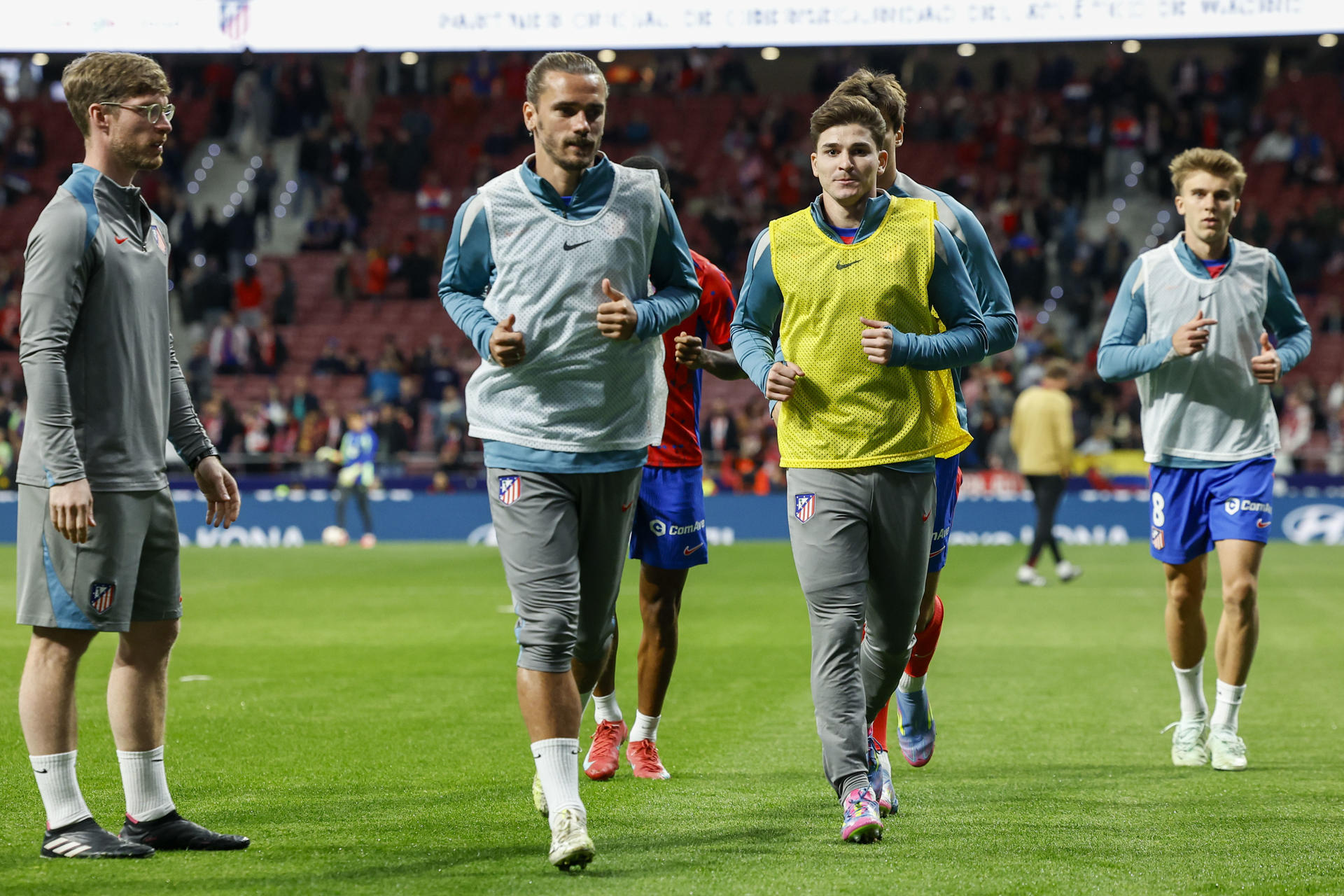 Los delanteros del Atlético de Madrid, Antoine Griezmann (2i) y Julián Álvarez (2d), calientan previo al partido de vuelta de las semifinales de la Copa del Rey, entre el Atlético de Madrid y el FC Barcelona, celebrado este miércoles, en el estadio Riyadh Air Metropolitano de la capital española. EFE/ Chema Moya