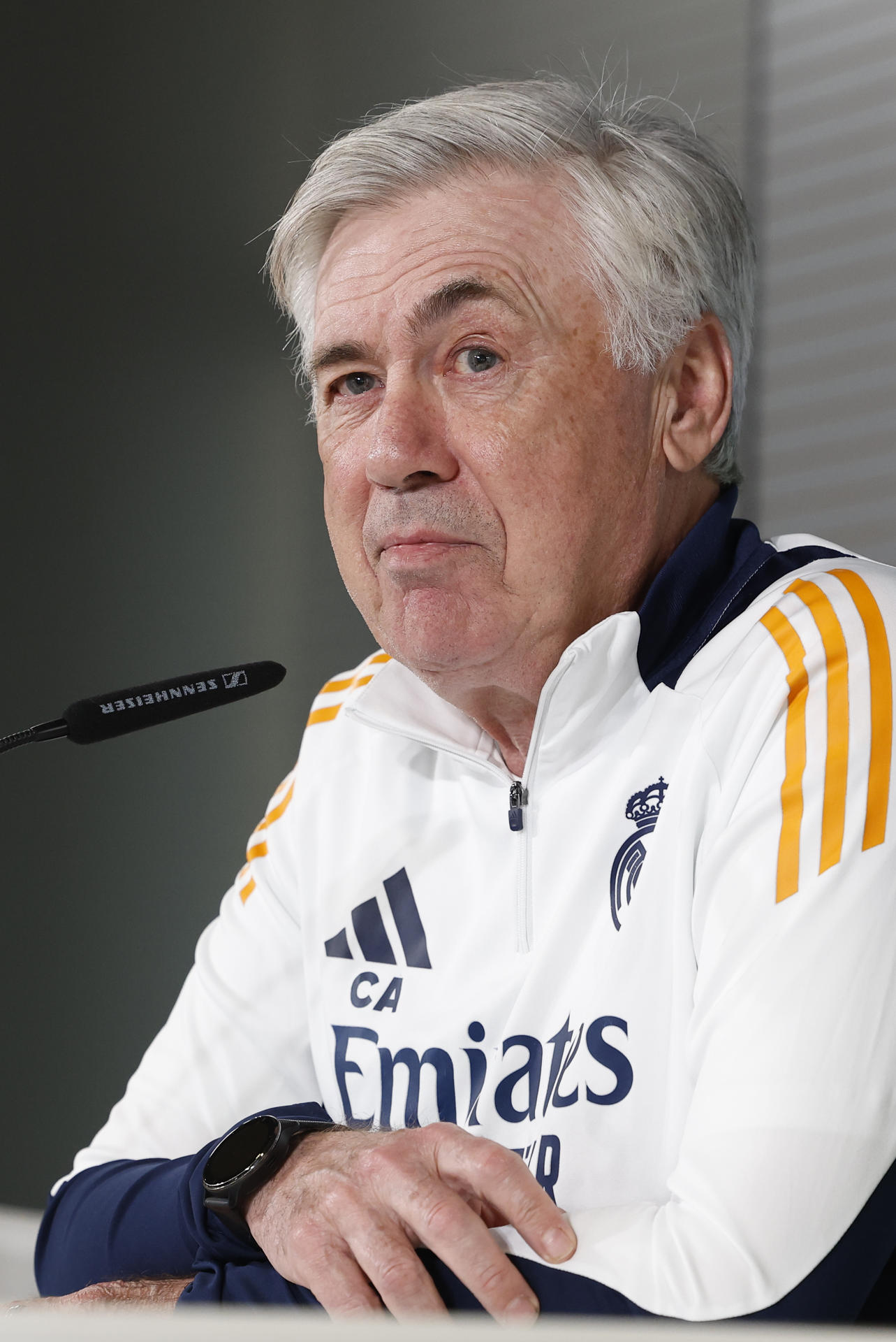 El entrenador del Real Madrid, Carlo Ancelotti, durante la rueda de prensa en Valdebebas, en la víspera de su partido de LaLiga contra el Athletic Club. EFE/Chema Moya