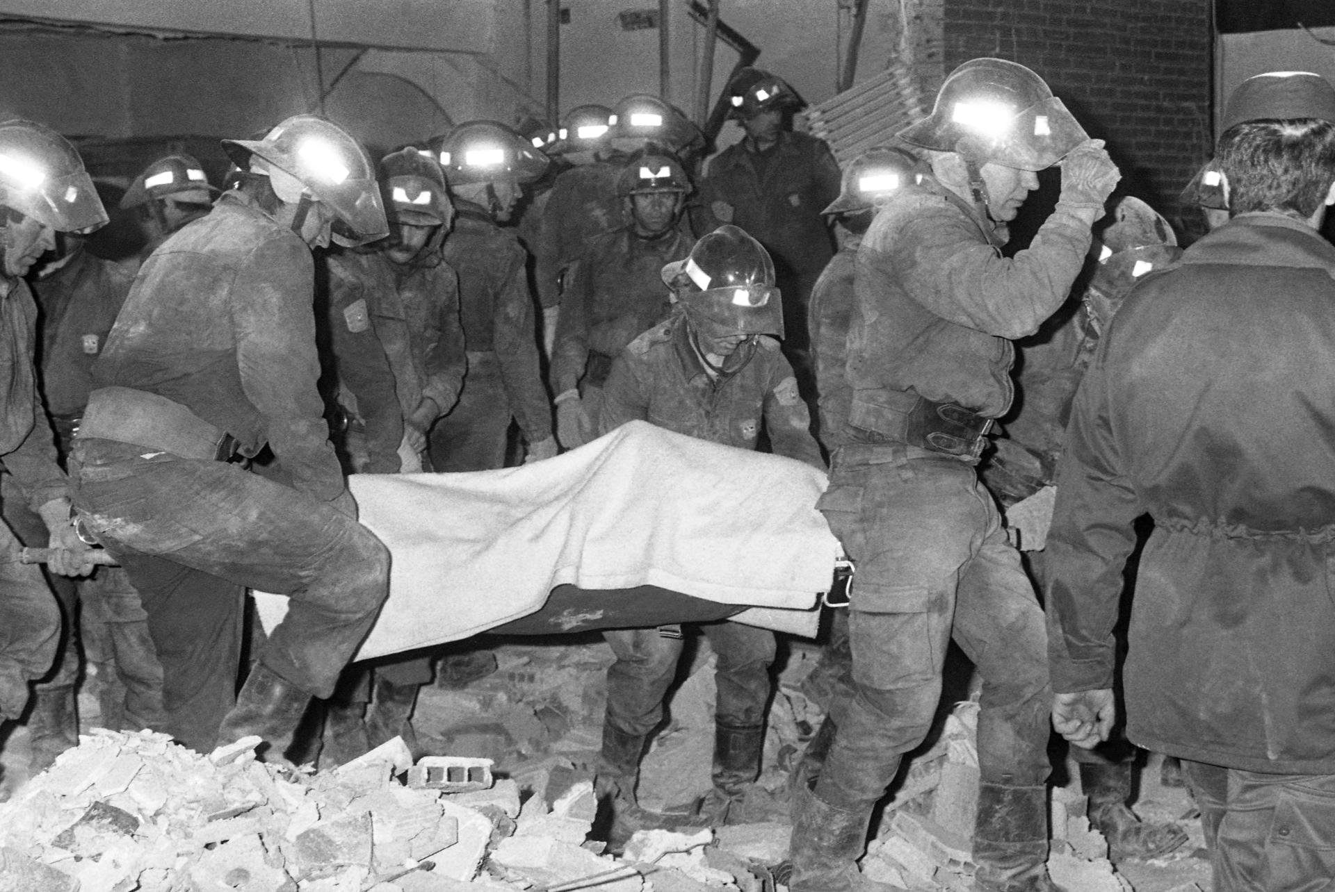 Rescate de las víctimas del atentado que el 12 de abril de 1985 destruyó el restaurante El Descanso, situado en el kilómetro 14,200 de la N-II, cerca de la base militar estadounidense de Torrejón de Ardoz (Madrid), que causó 18 muertos y un centenar de heridos y sobre el que, cuatro décadas después, sigue habiendo más dudas que certezas a pesar de ser la tercera acción terrorista más sangrienta en España tras el 11M y el atentado del Hipercor de 1987. EFE/Mondelo
