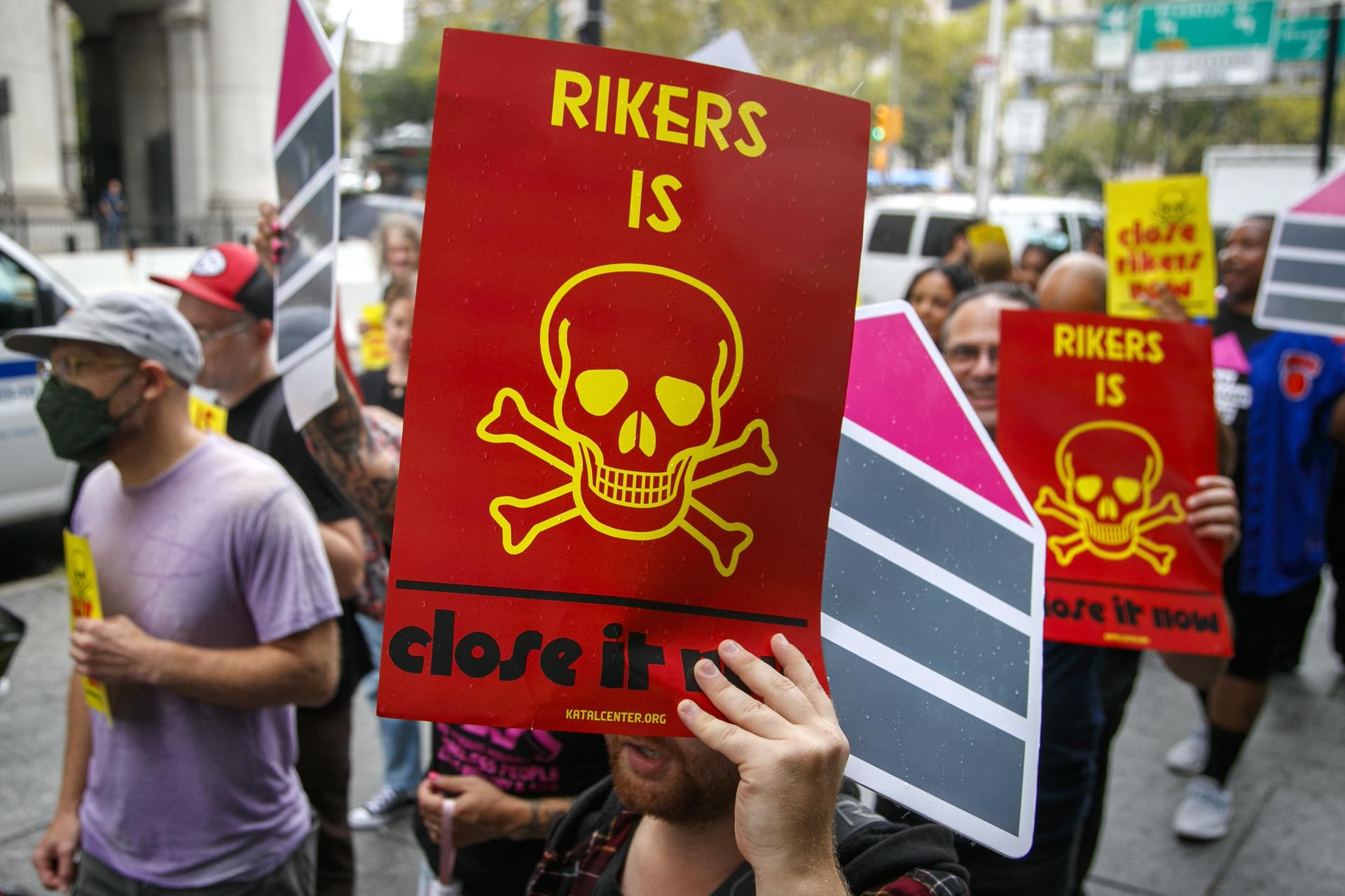 Fotografía de archivo de manifestantes pidiendo el cierre de Rikers Island durante una manifestación cerca del Ayuntamiento en Nueva York, Nueva York, EE. UU. EFE/SARAH YENESEL