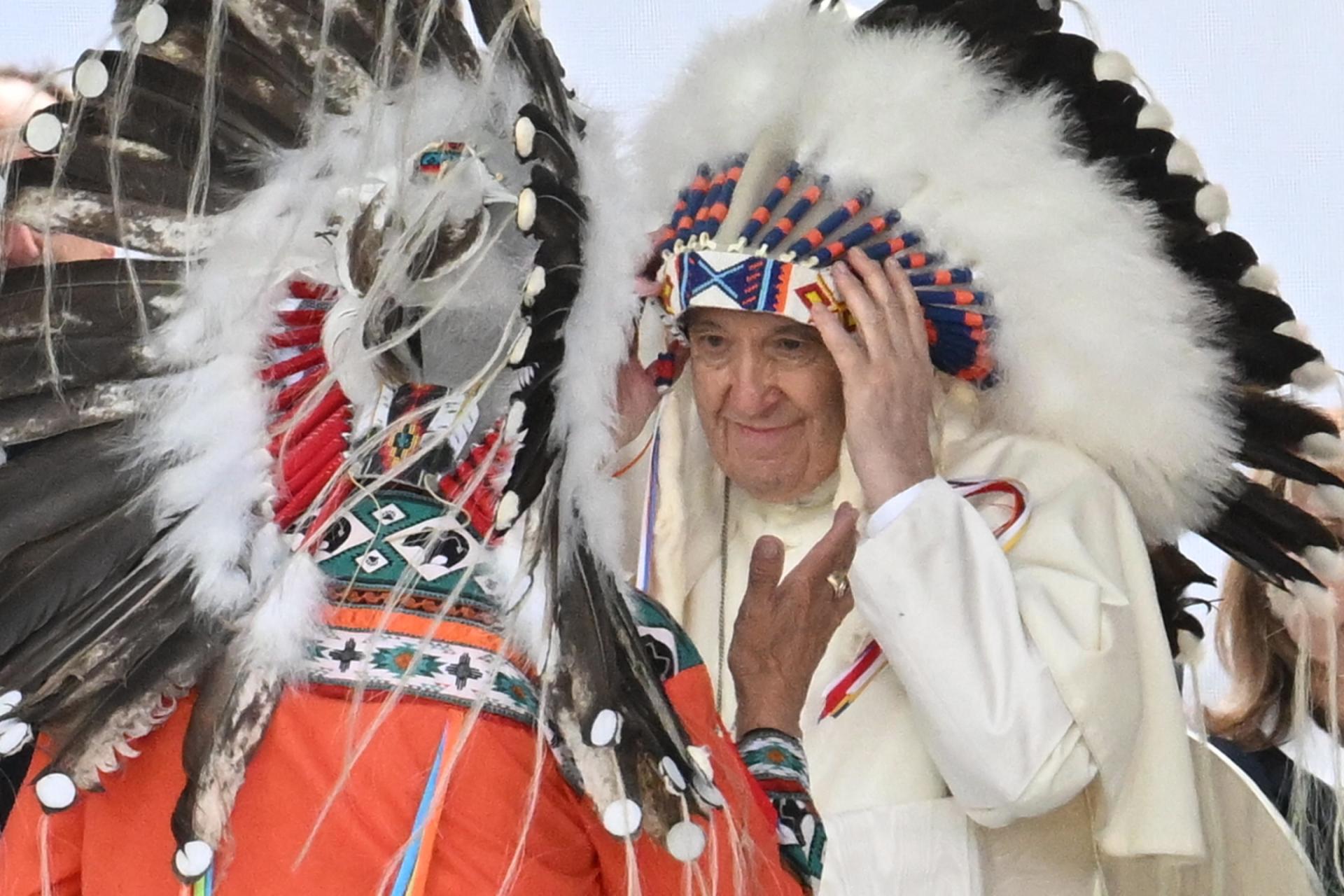 Fotografía de archivo del 25 de julio de 2022 del papa Francisco recibiendo un bonete de Guerra durante un encuentro con indígenas en el cementerio de Maskacis, al sur de Edmonton (Canadá). EFE/ EPA/ Ciro Fusco