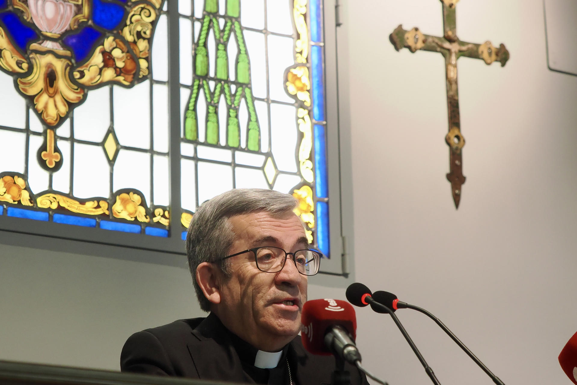 El Arzobispo de Valladolid y presidente de la Conferencia Episcopal Española, don Luis Argüello, comparece en rueda de prensa ante los medios de comunicación tras el fallecimiento del Papa Francisco. EFE/R.García