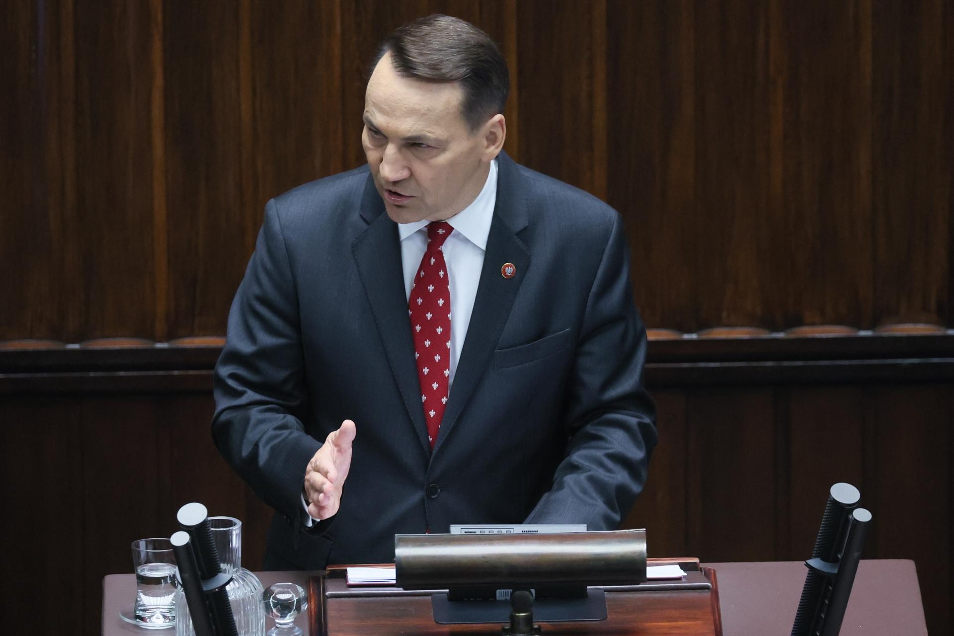 El Ministro de Asuntos Exteriores de Polonia, Radoslaw Sikorski, presenta un informe a la cámara baja del parlamento polaco (Sejm) sobre los objetivos de la política exterior polaca en 2025, durante una sesión del Sejm en Varsovia, Polonia, el 23 de abril de 2025. Los principales objetivos de la política exterior de Polonia incluyen el fortalecimiento de las capacidades de defensa de Europa y el mantenimiento de relaciones transatlánticas estrechas, dijo el ministro de Relaciones Exteriores, Radoslaw Sikorski, en su discurso político en el parlamento. Dijo que el aumento del gasto en defensa de la UE beneficiaría a la OTAN. (Polonia, Varsovia) EFE/EPA/Leszek Szymanski POLONIA FUERA