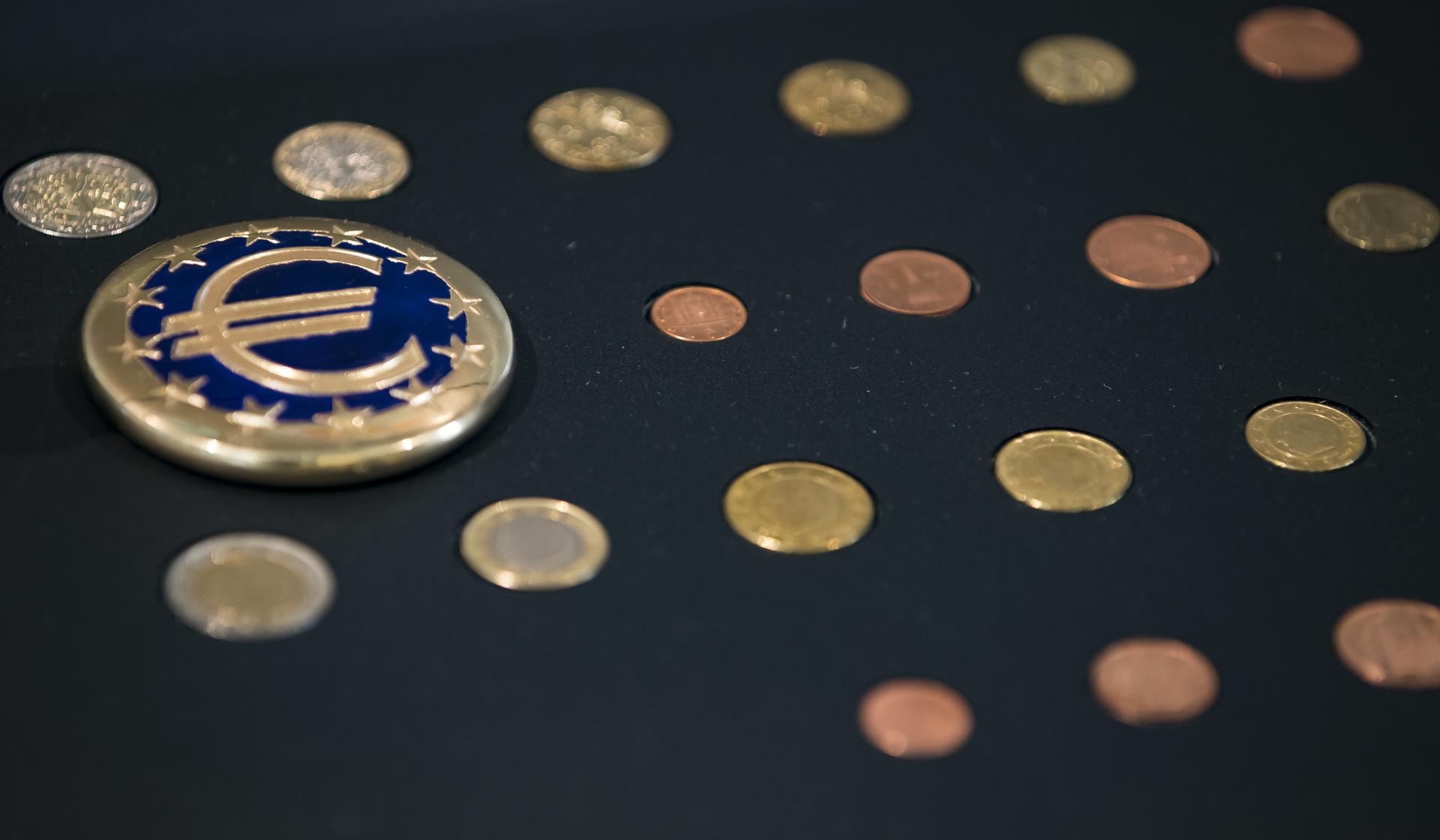 Vista de diferentes monedas de euro en una imagen de archivo . EFE/IAN LANGSDON