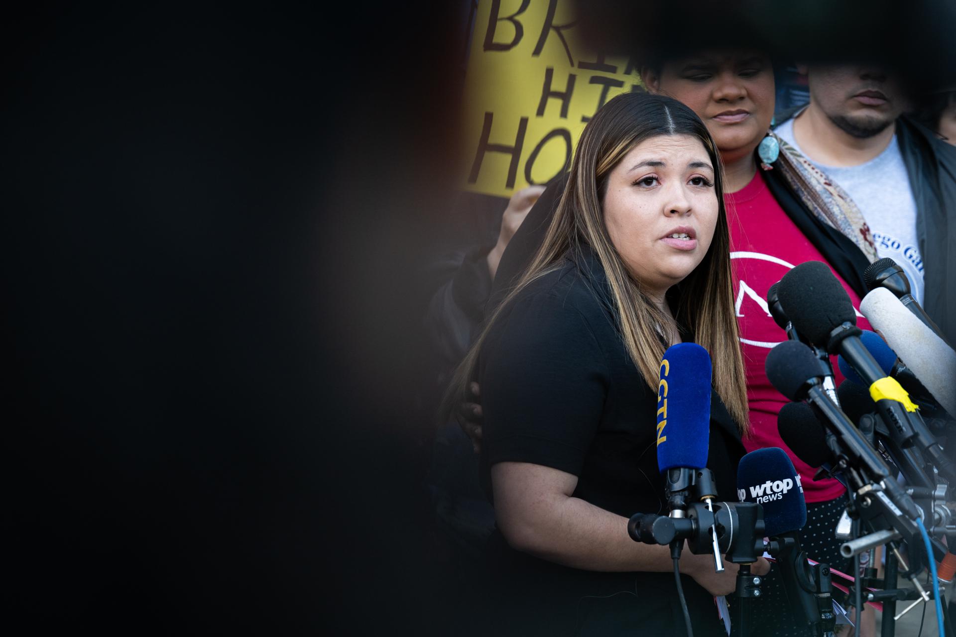 ennifer Vásquez Sura, esposa de Kilmar Abrego García, habla con la prensa antes de una audiencia sobre el estado del caso Abrego García et al v. Noem en el Tribunal de Distrito de los Estados Unidos en Greenbelt, Maryland, EE. UU., el 15 de abril de 2025. EFE/EPA/ANNABELLE GORDON