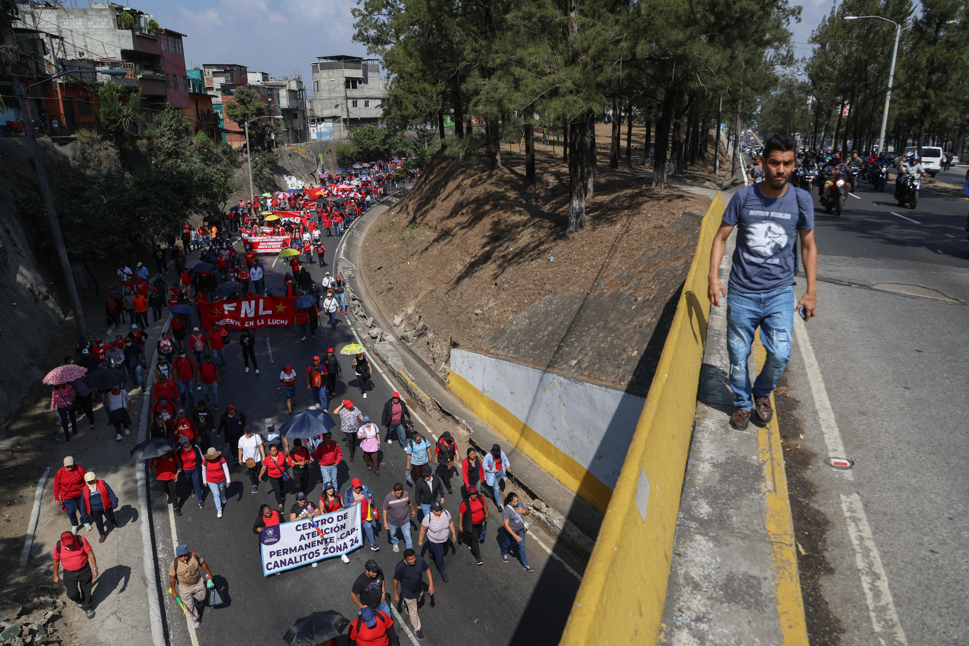 Integrantes del Sindicato Nacional de Trabajadores de Salud de Guatemala (Sntsg) participan en una movilización hacía el Palacio Nacional de la Cultura este lunes, en Ciudad de Guatemala (Guatemala). EFE/ Mariano Macz