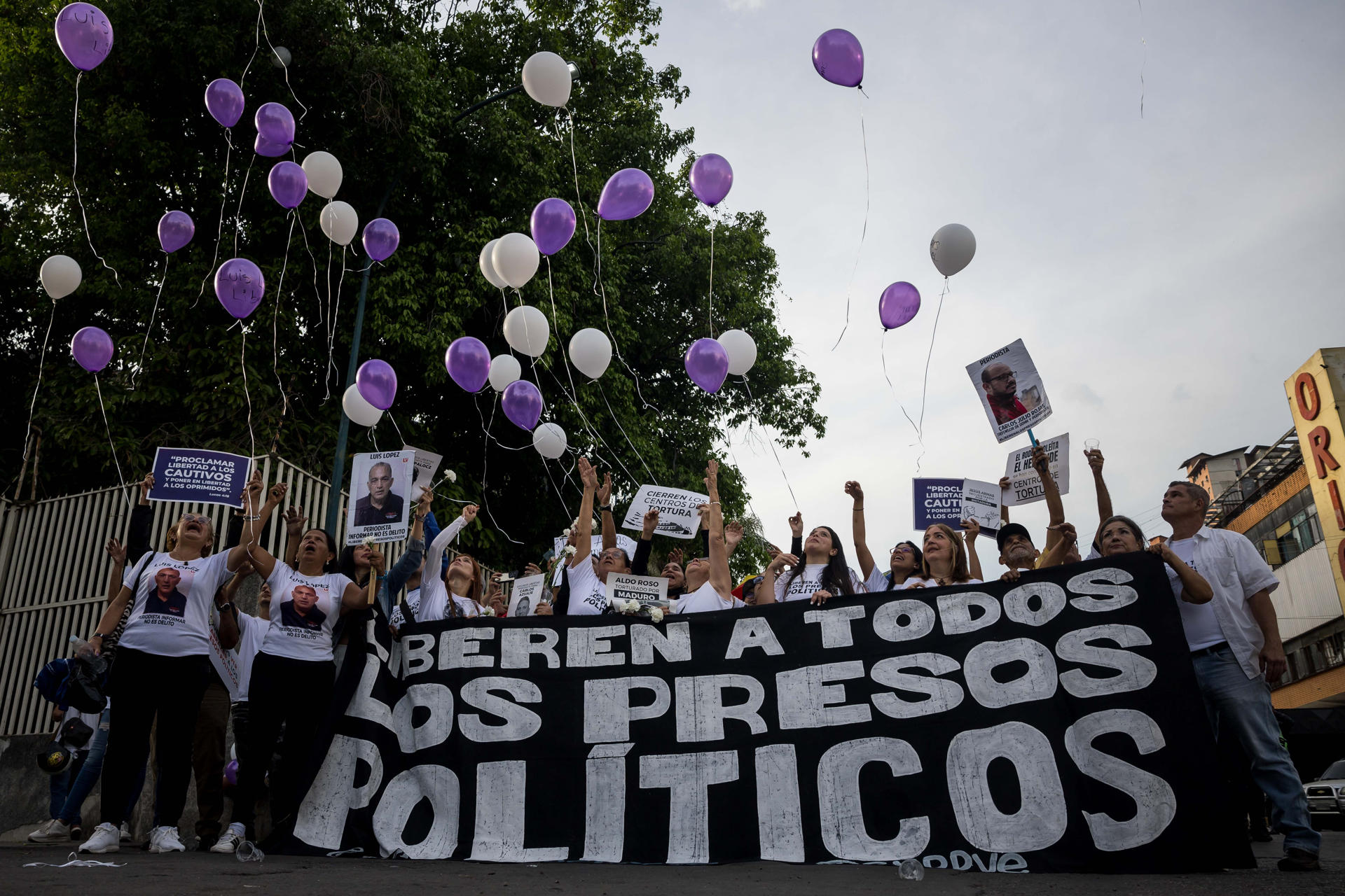 Un grupo de personas sostienen carteles durante una manifestación frente al Helicoide en Caracas (Venezuela), en una fotografía de archivo. EFE/ Miguel Gutiérrez