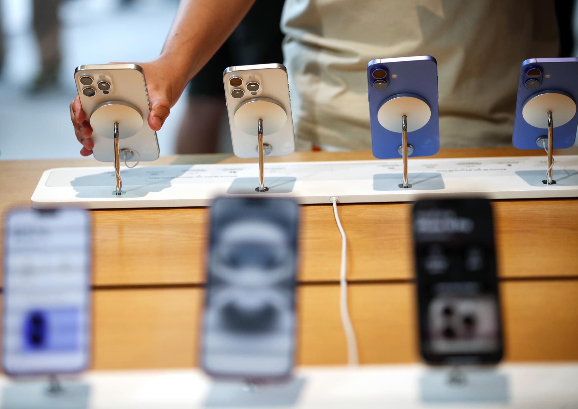 Fotografía de archivo de 'smartphones' de la marca Apple. EFE/EPA/RUNGROJ YONGRIT