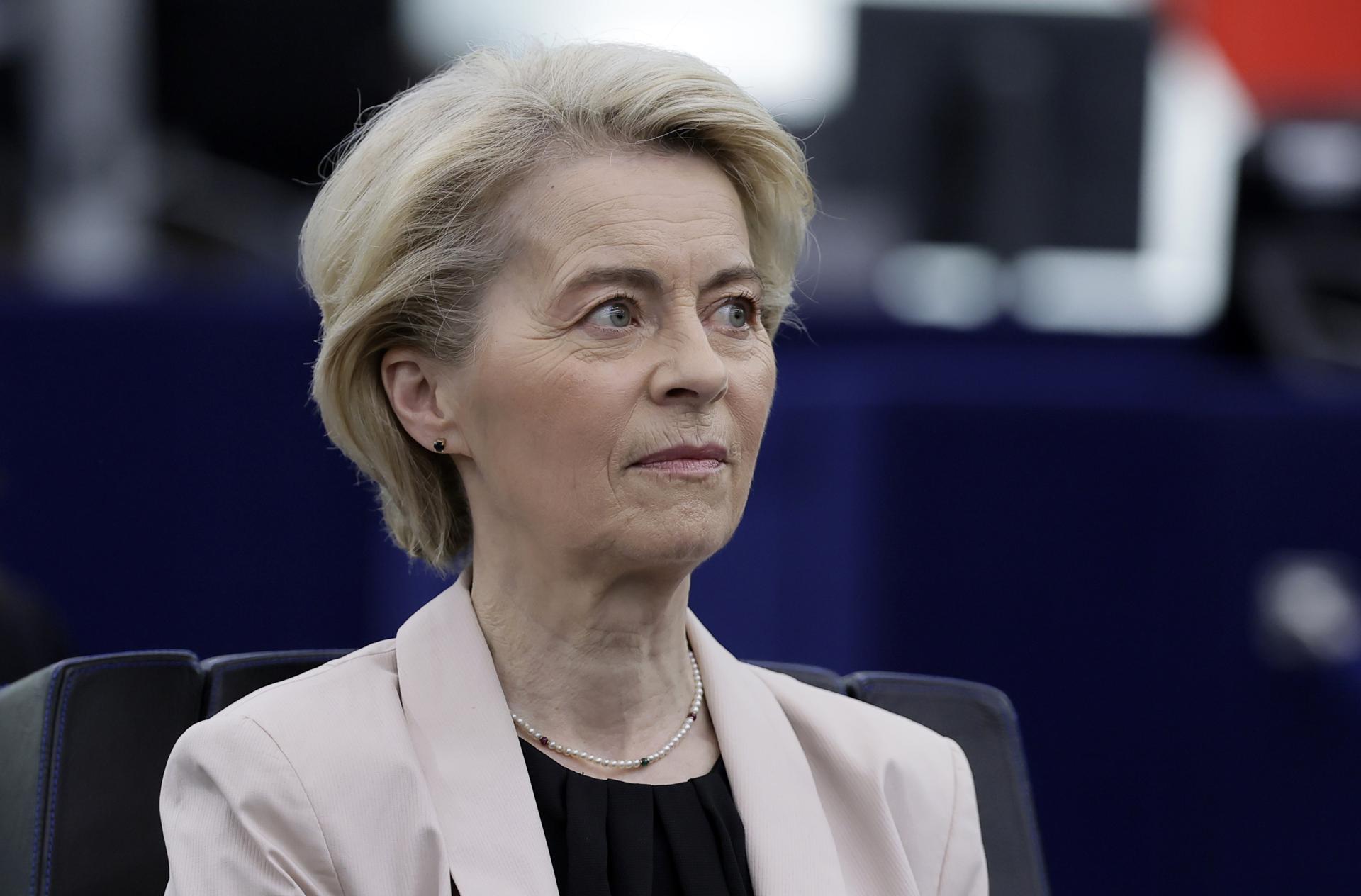 La Presidenta de la Comisión Europea, Ursula von der Leyen, al asisitir este martes, 1 de abril, a un debate en el Parlamento Europeo, en Estrasburgo (Francia) EFE/Ronald Wittek