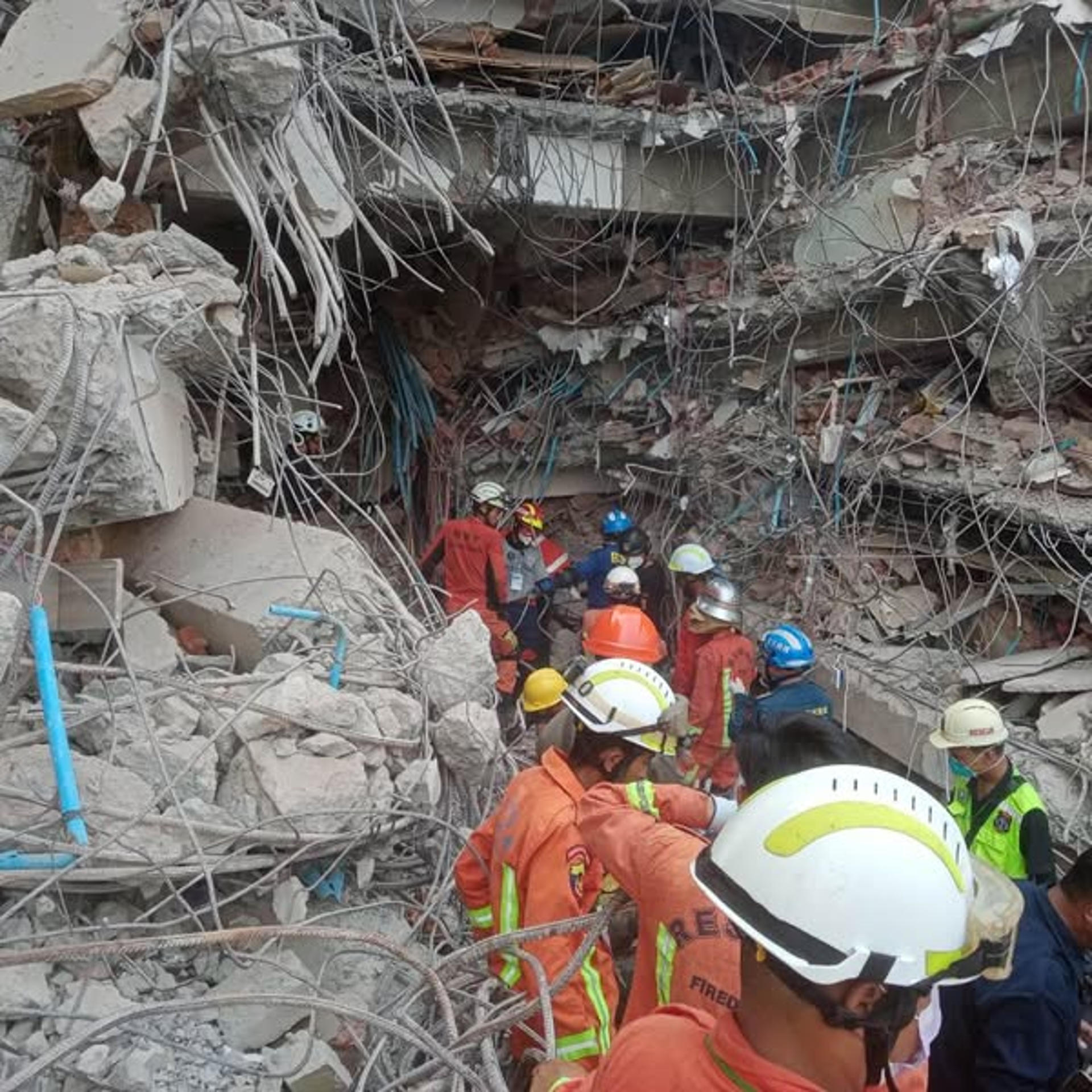 Los equipos de bomberos recuperaron varios cadáveres de entre escombros de un popular hotel de la ciudad de Mandalay, una de las más afectadas por el terremoto de magnitud 7,7 que azotó hace diez días la región centro-norte de Birmania. Las copiosas lluvias que registra la región central de Birmania (Myanmar) dificultan este lunes las operaciones de emergencia cuando se cumplen diez días del terremoto de magnitud 7,7 que ha dejado más de 3.500 muertos. EFE/ Departamento De Bomberos De Birmania SOLO USO EDITORIAL/SOLO DISPONIBLE PARA ILUSTRAR LA NOTICIA QUE ACOMPAÑA (CRÉDITO OBLIGATORIO)