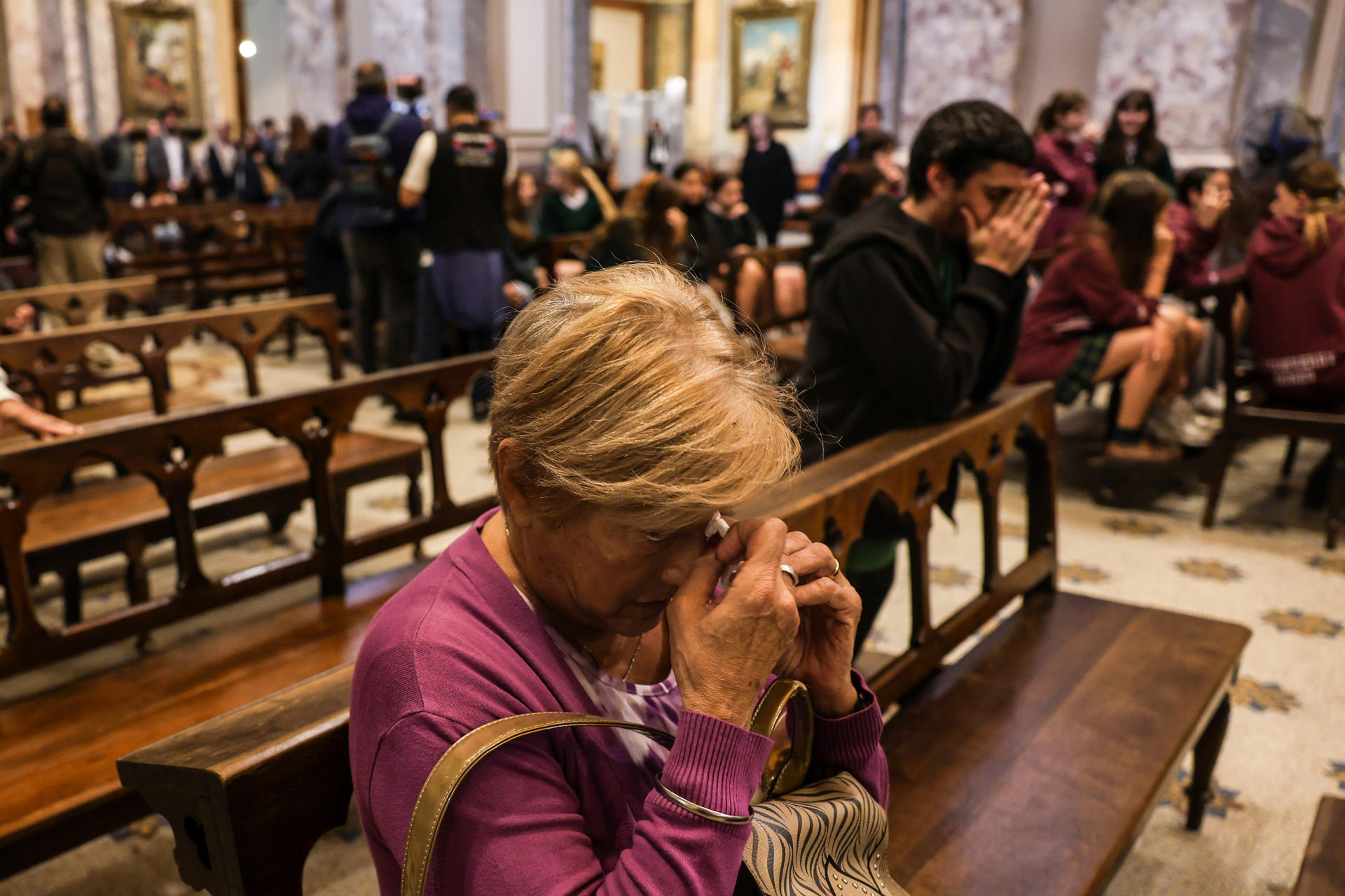 Personas asisten a una misa en honor al papa Francisco este lunes, en la Catedral Metropolitana de la Ciudad de Buenos Aires (Argentina). EFE/ Juan Ignacio Roncoroni