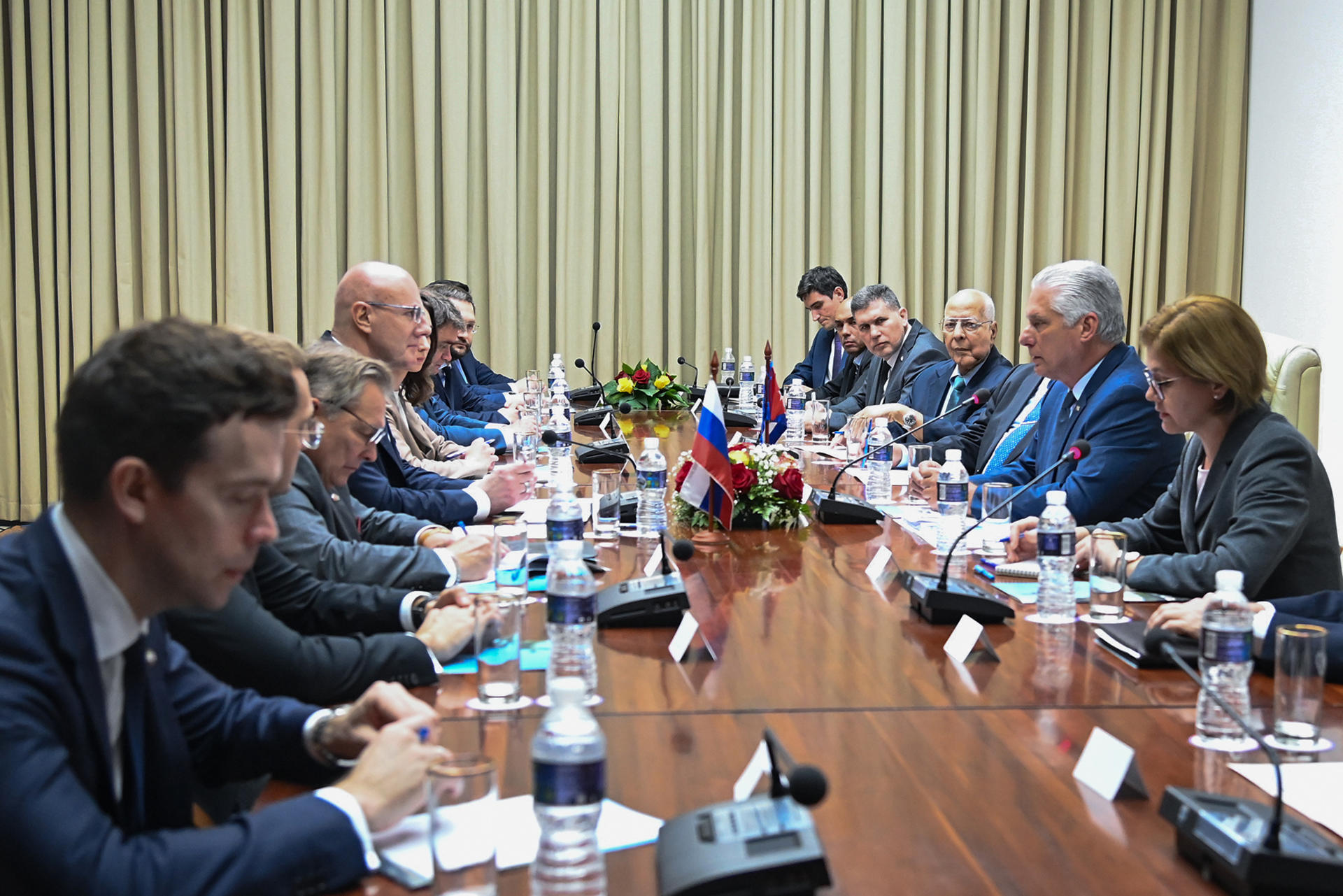 Fotografía cedida este viernes, 4 de abril, por la presidencia de Cuba de una vista general de la reunión del presidente cubano, Miguel Díaz-Canel (c-d), y del vice primer ministro ruso, Dmitri Chernishenko (c-i), junto a varios integrantes de sus comitivas, en La Habana (Cuba). EFE/Presidencia de Cuba