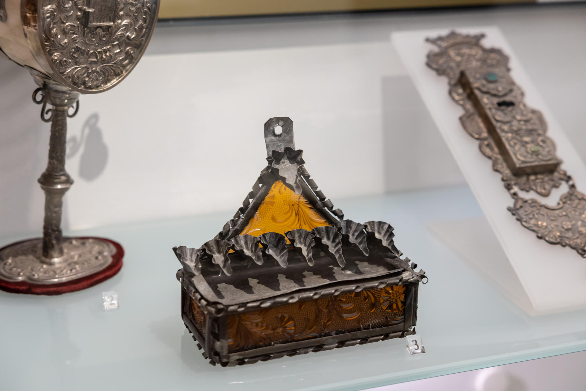El Museo Sefardí, en Toledo, ha estrenado este lunes la renovación integral de su exposición permanente después de cuatro años de reforma, con la que renace con un nuevo discurso expositivo adaptado al siglo XXI para acercar "el mensaje imprescindible de la convivencia, la multiculturalidad y las minorías en el patrimonio histórico español". EFE/ Ángeles Visdómine