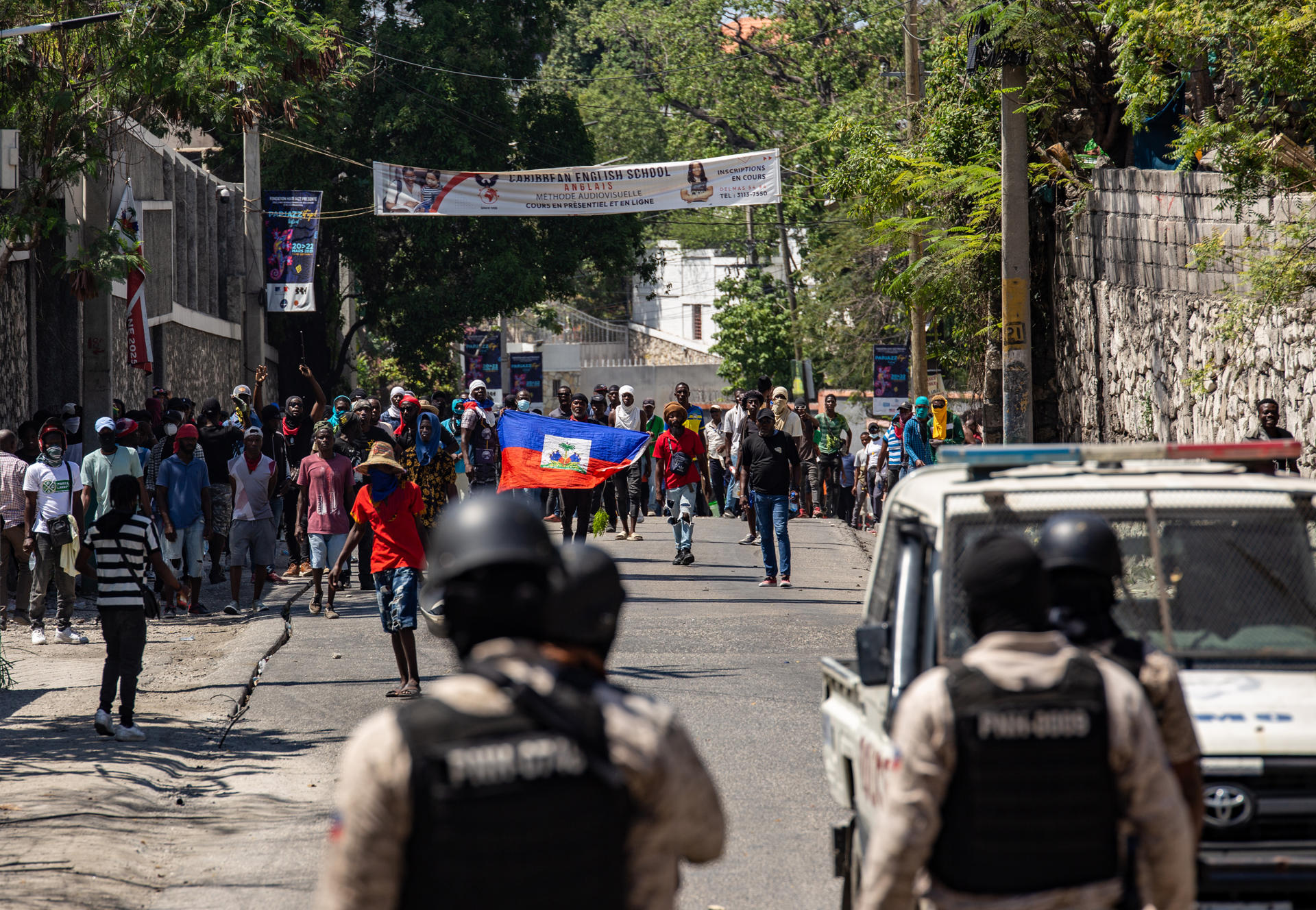 Fotografía de archivo de personas mientras protestan por la violencia de las bandas armadas en Puerto Príncipe (Haití). EFE/ Mentor David Lorens