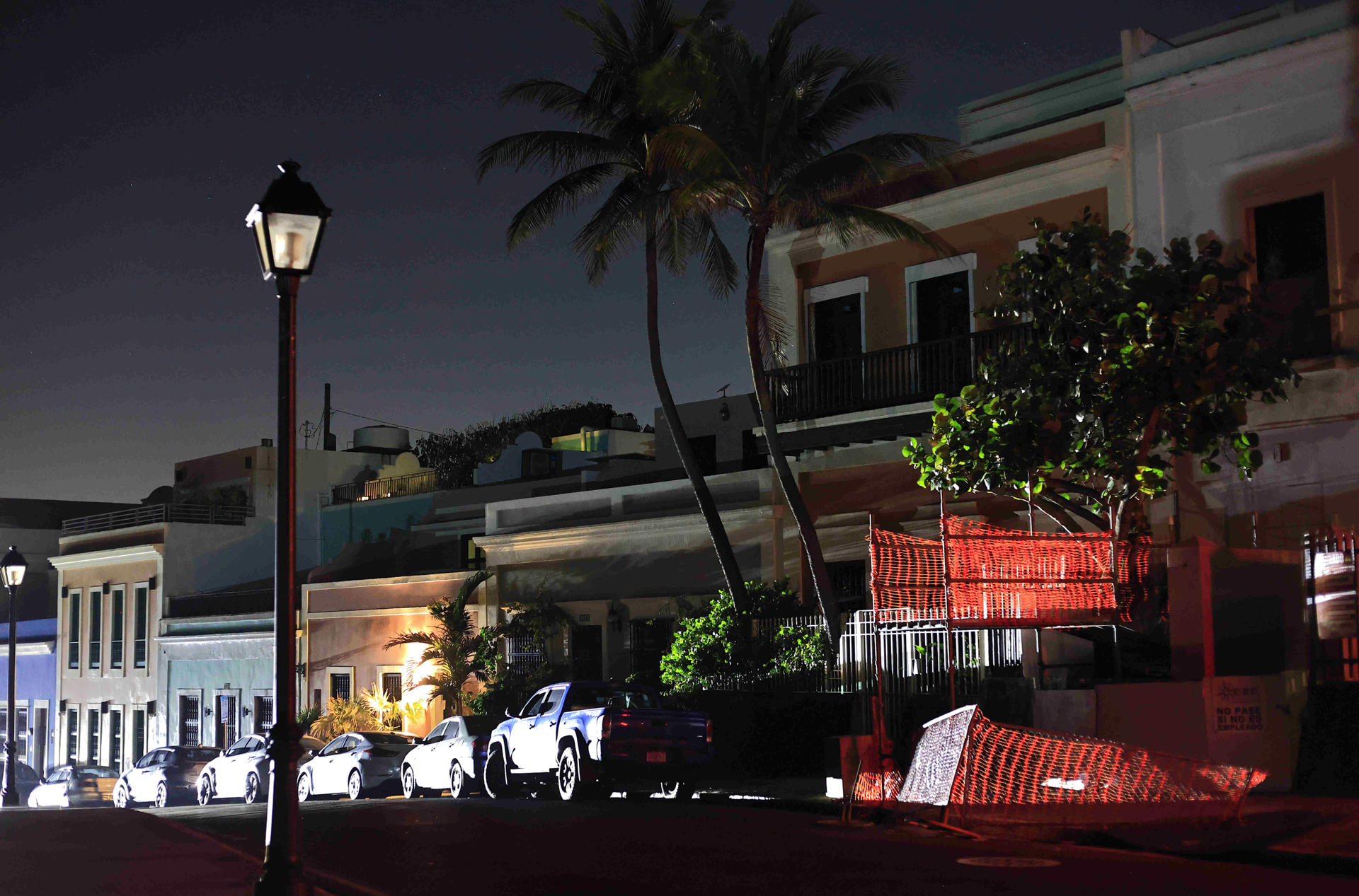 Fotografía que muestra la calle Norzagaray durante un apagón de luz este miércoles, en San Juan (Puerto Rico). EFE/ Thais Llorca