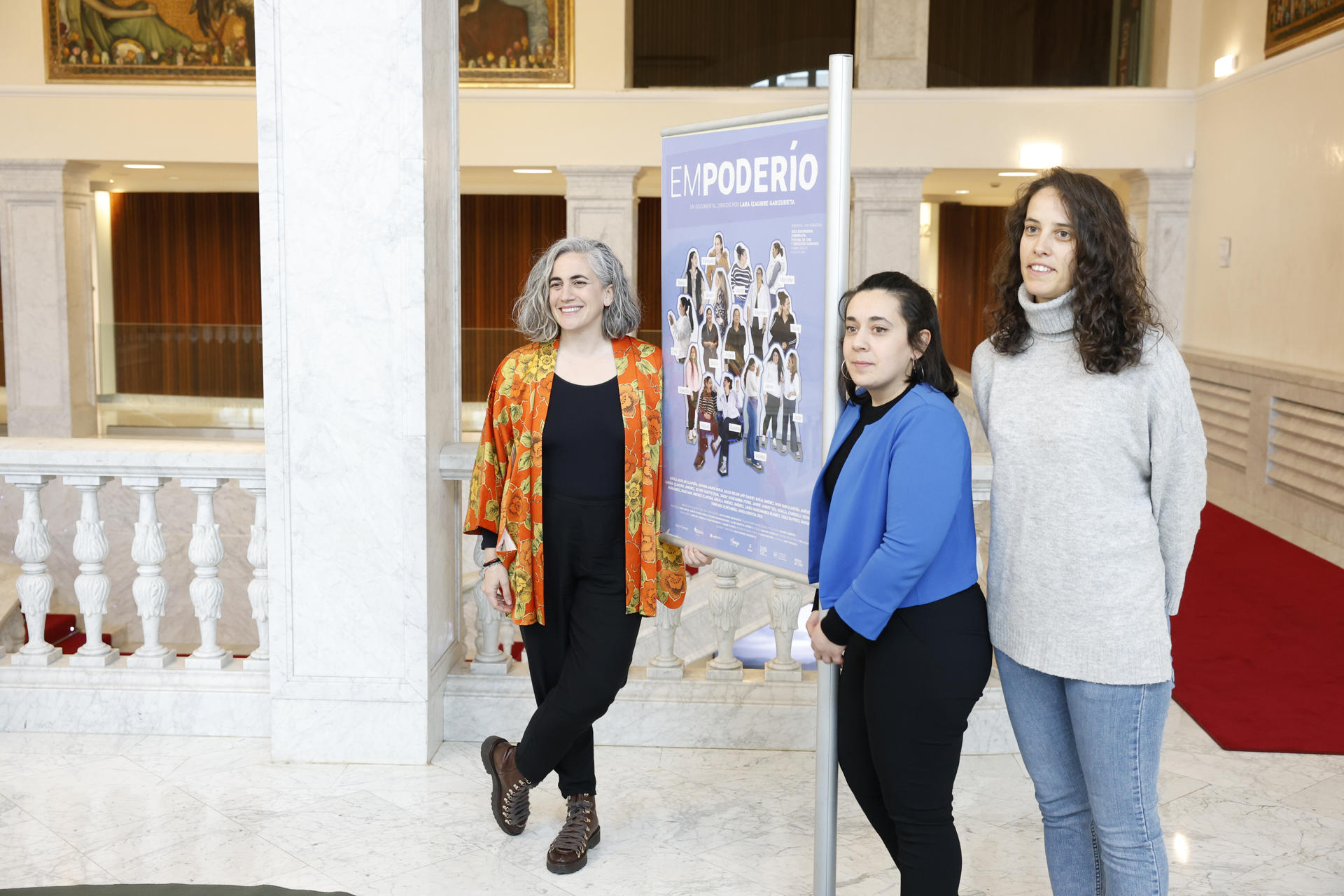 La directora y guionista Lara Izagirre (i) posa junto a la montadora y sonidista Maitane Carballo (2d) y a la compositora de la banda sonora, Paula Olaz (d), tras la proyección del documental 'Empoderío', en el que el teatro y la risa sirven de puente para unir a mujeres payas y gitanas, que se presenta en el 22 Festival de Cine y Derechos Humanos de San Sebastián. EFE/Juan Herrero.