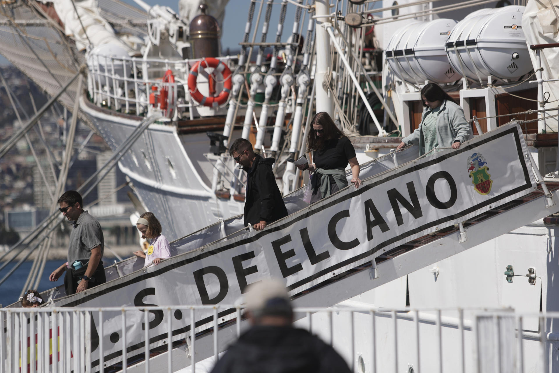 Personas visitan el buque escuela Juan Sebastián de Elcano este domingo, en el Molo de Abrigo en Valparaíso (Chile). EFE/ Adriana Thomasa