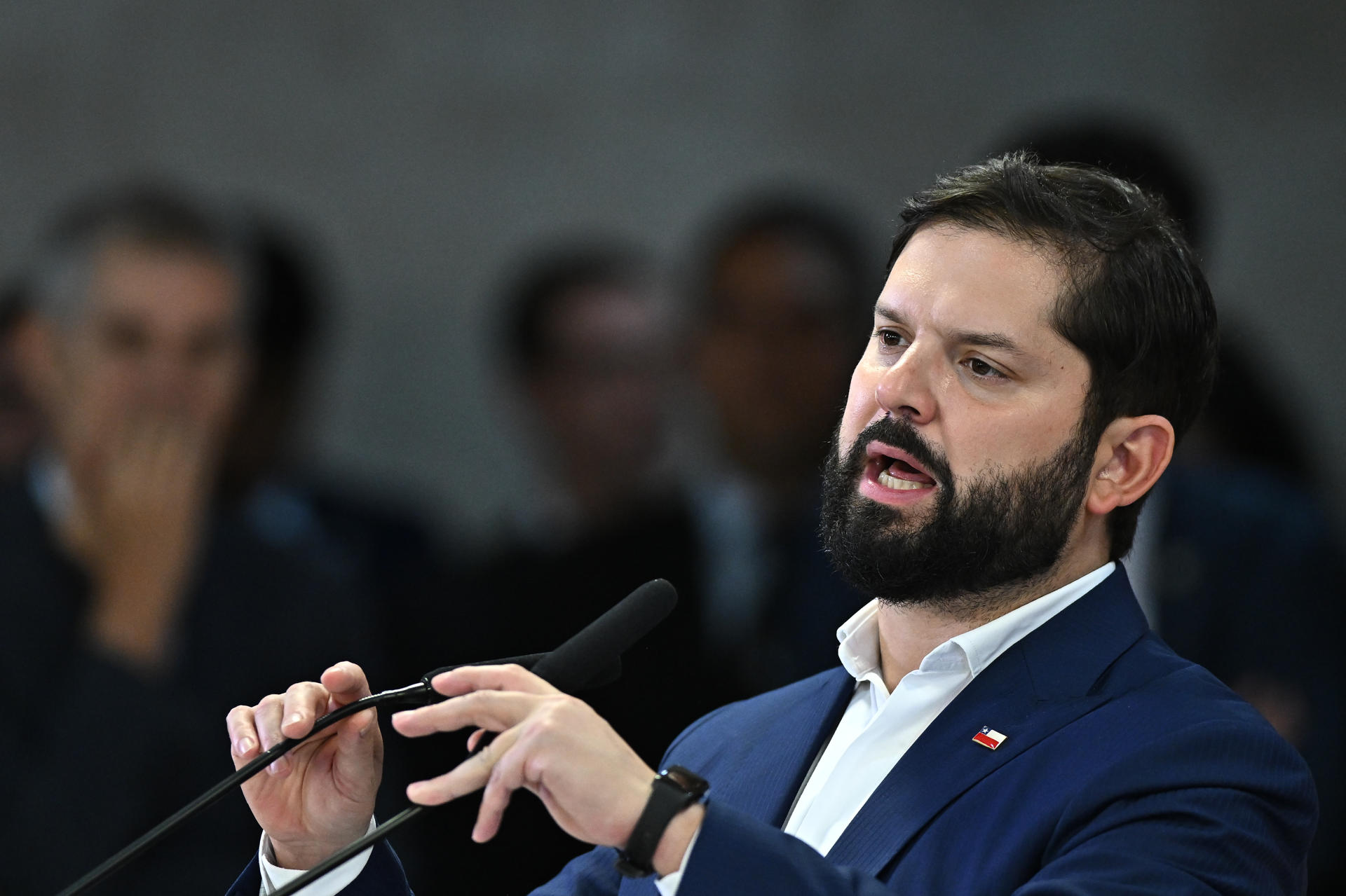 El presidente de Chile, Gabriel Boric, habla durante una declaración conjunta con su homólogo de Brasil, Luiz Inácio Lula da Silva, este martes, en el Palácio del Planalto en Brasilia (Brasil). EFE/Andre Borges