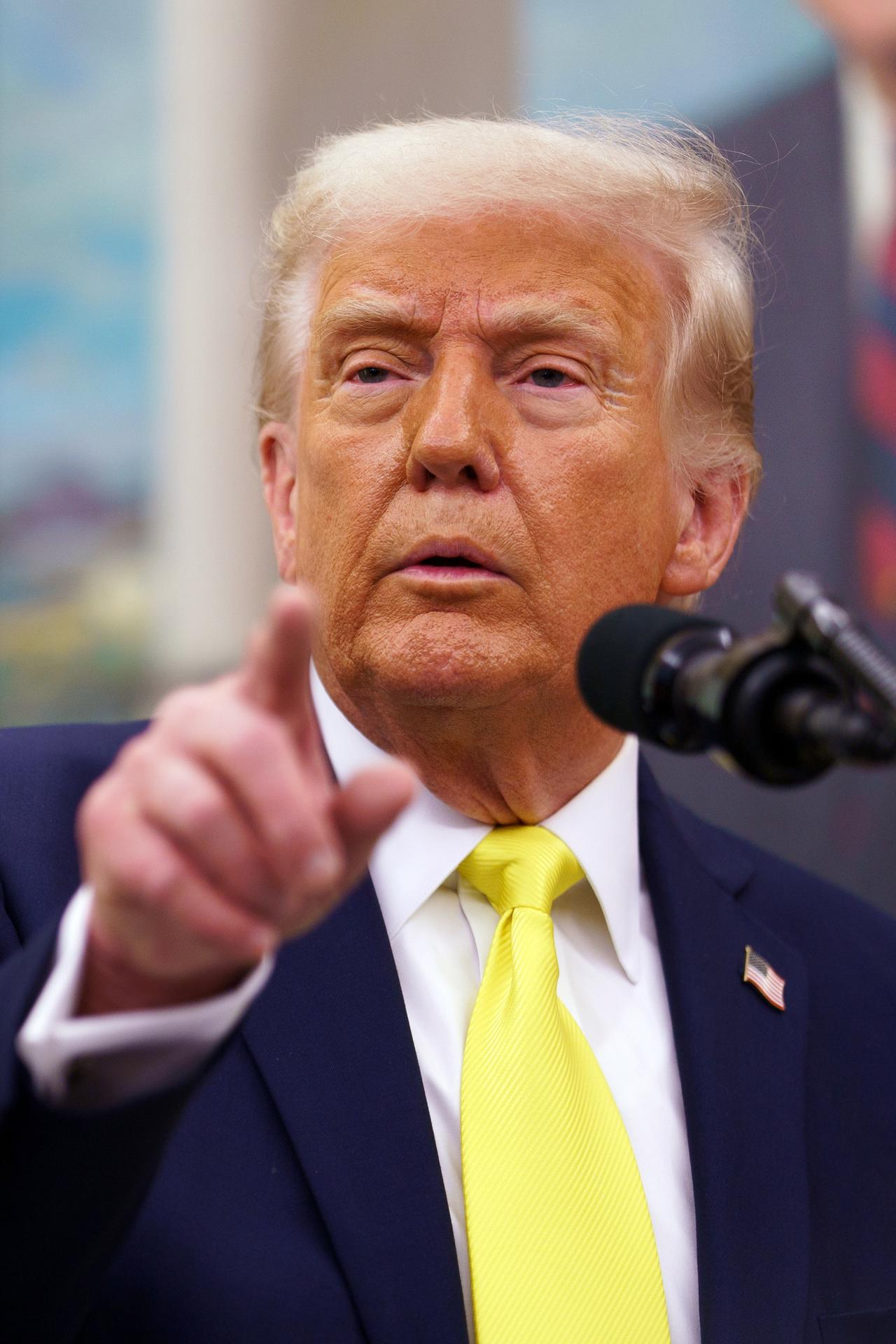 El presidente estadounidense, Donald Trump, pidió al Supremo que levante la pausa a las expulsiones de migrantes a El Salvador. EFE/EPA/WILL OLIVER / POOL