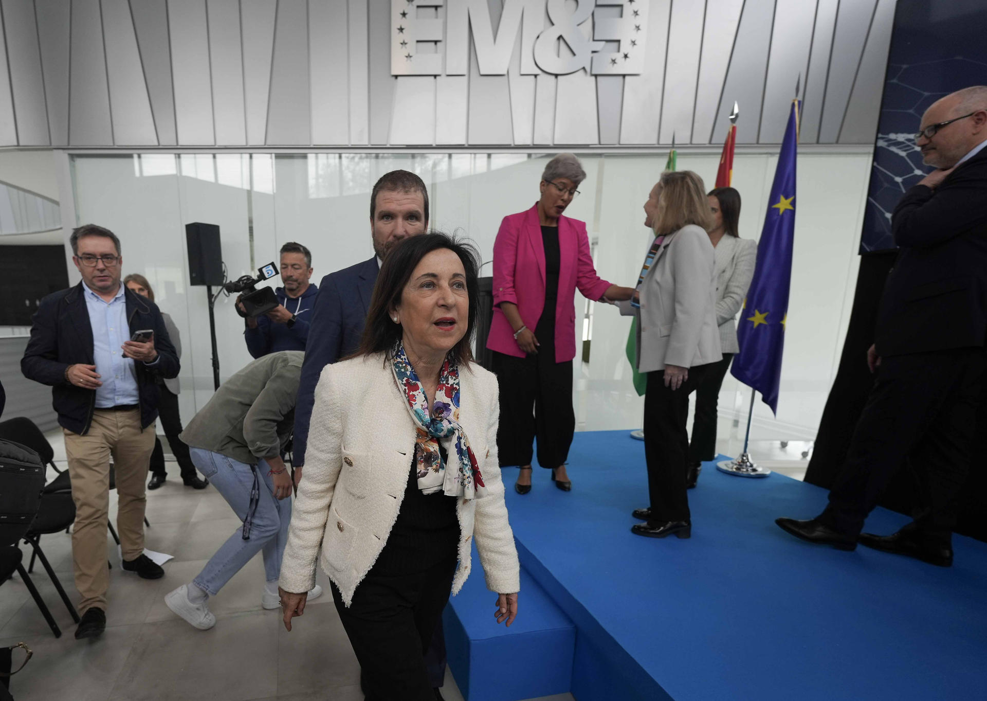 La ministra de Defensa, Margarita Robles, momentos antes de presidir una reunión sobre industria de Defensa en las instalaciones de Escribano Mechanical and Engineering (EM&E Group), este lunes en Córdoba. EFE / Rafa Alcaide
