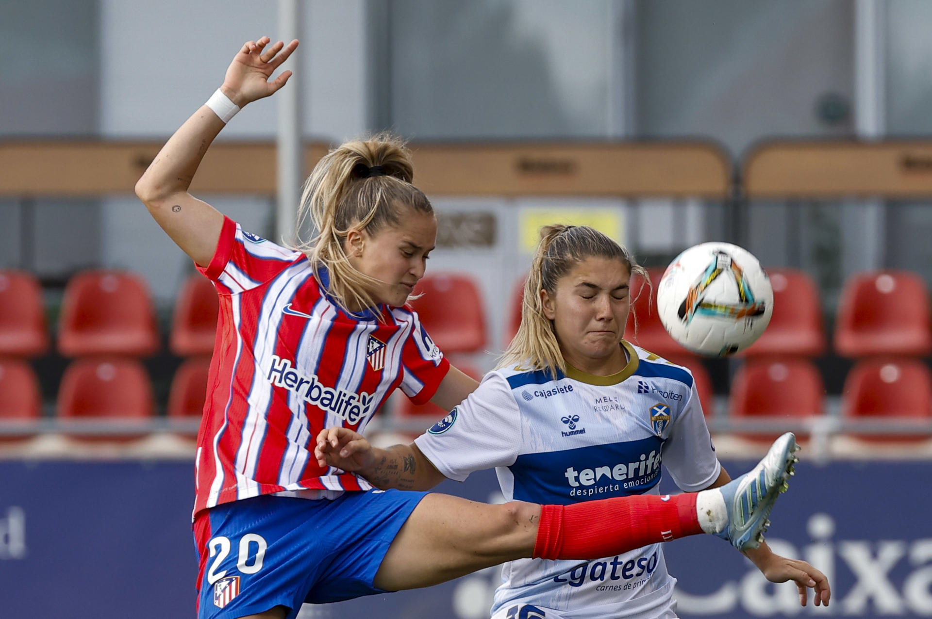 La defensora del Atlético de Madrid, Andrea Medina (i), disputa un balón ante la centrocampista del Tenerife, Claudia Iglesias ´Bicho´, durante el partido de la jornada 26 de la Liga F que disputan hoy viernes Atlético de Madrid y el Costa Adeje Tenerife Egatesa, celebrado en Alcalá de Henares (Comunidad de Madrid).EFE/ Chema Moya