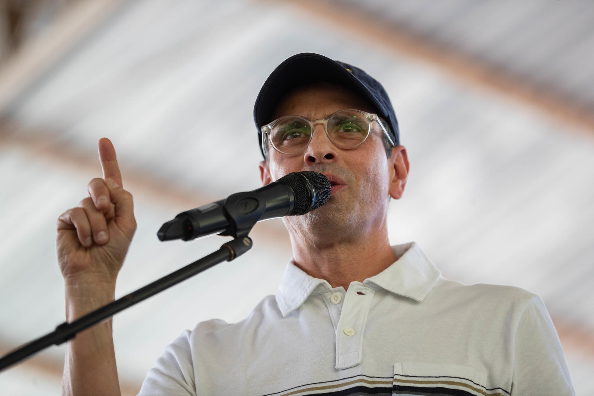 El candidato opositor a la Asamblea Nacional de Venezuela (AN, Parlamento), Henrique Capriles, habla durante un acto de campaña electoral este martes, 29 de abril, en Caracas (Venezuela). Capriles hizo un llamado al antichavismo a no caer en "un falso dilema" de participar o no en las elecciones regionales y legislativas del próximo 25 de mayo, cuya campaña comenzó este martes. EFE/ Ronald Peña R