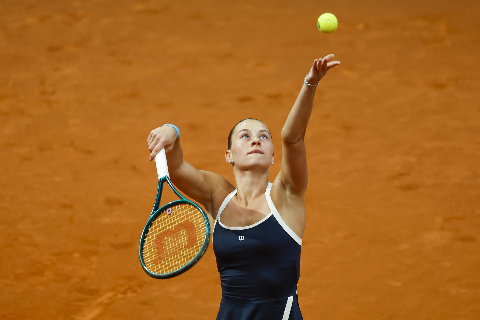 La tenista ucraniana Marta Kostyuk en acción ante la rusa Anastasiia Potapova, durante el partido de octavos de final del Mutua Madrid Open disputado en la Caja Mágica, en Madrid. EFE/Juanjo Martín