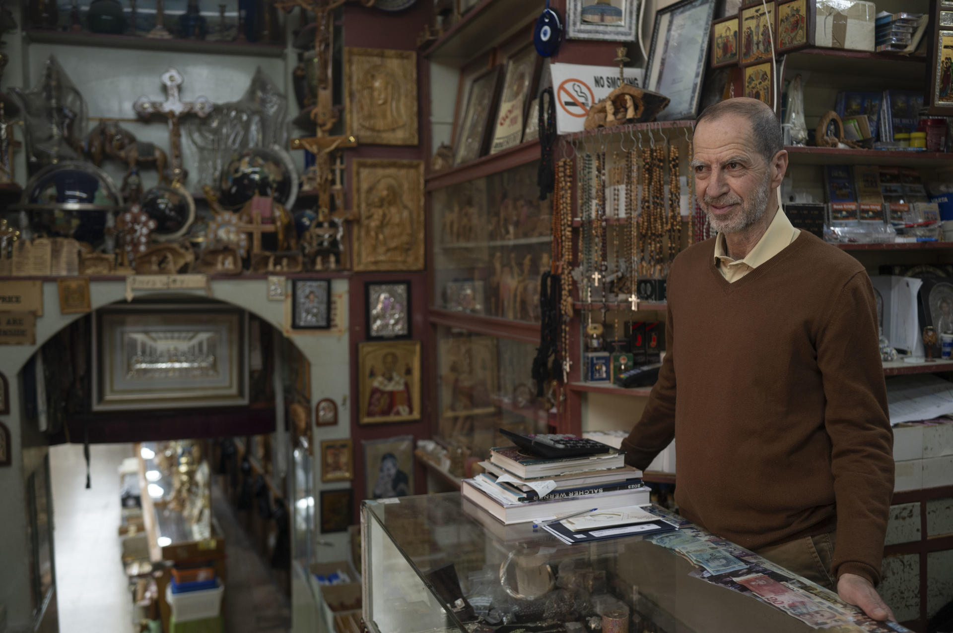 Jalil Dakak, comerciante de la Ciudad Vieja en Jerusalén.EFE/ Magda Gibelli