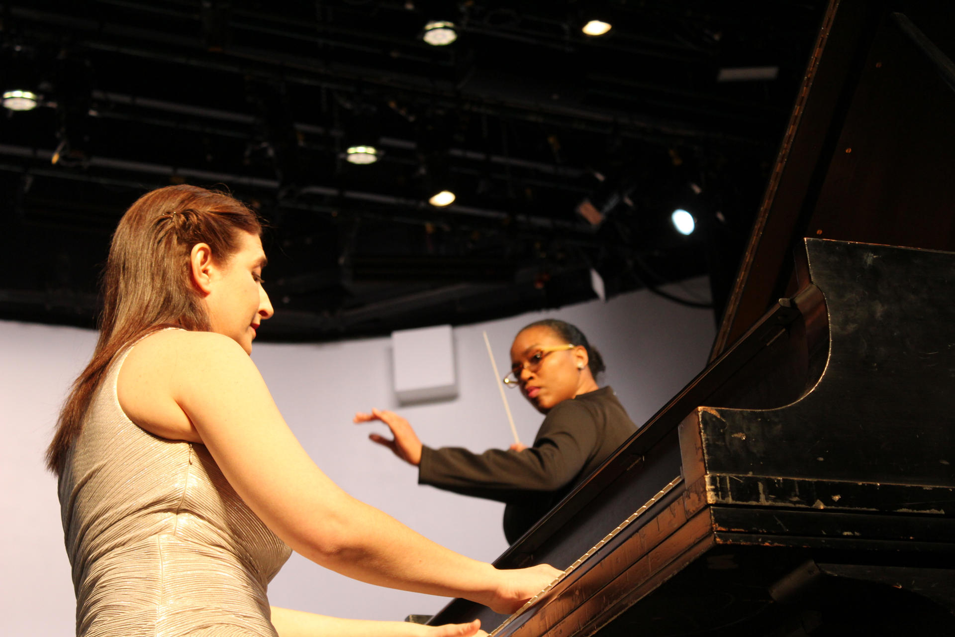 Fotografía de archivo en donde se ve a una directora de orquesta y una pianista mientras participan en un concierto de la Orquesta sinfónica de la ONU que busca celebrar a las mujeres compositoras. EFE/ Nora Quintanilla