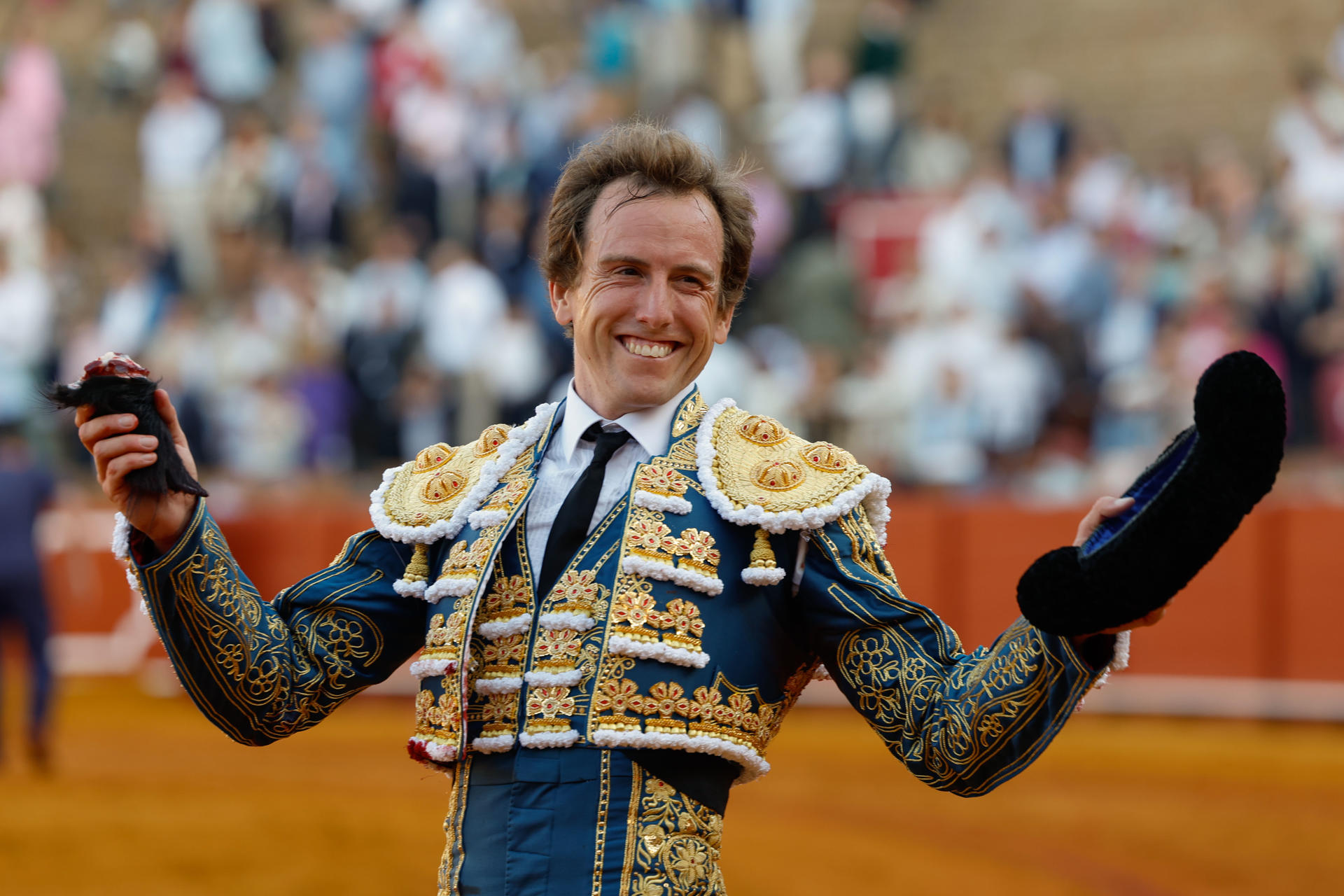 El diestro Román Collado con los trofeos conseguidos al primero de su lote durante el tercer día de la Feria de Abril de la Maestranza que se ha celebrado hoy martes en Sevilla. EFE/ Julio Muñoz