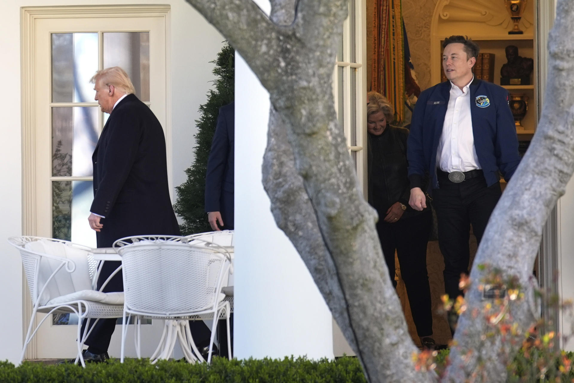Fotografía de archivo que muestra al presidente de Estados Unidos, Donald Trump (i) y el director ejecutivo de Tesla y asesor principal del presidente de los Estados Unidos, Elon Musk (d), en la Casa Blanca en Washington (EE.UU.). EFE/YURI GRIPAS